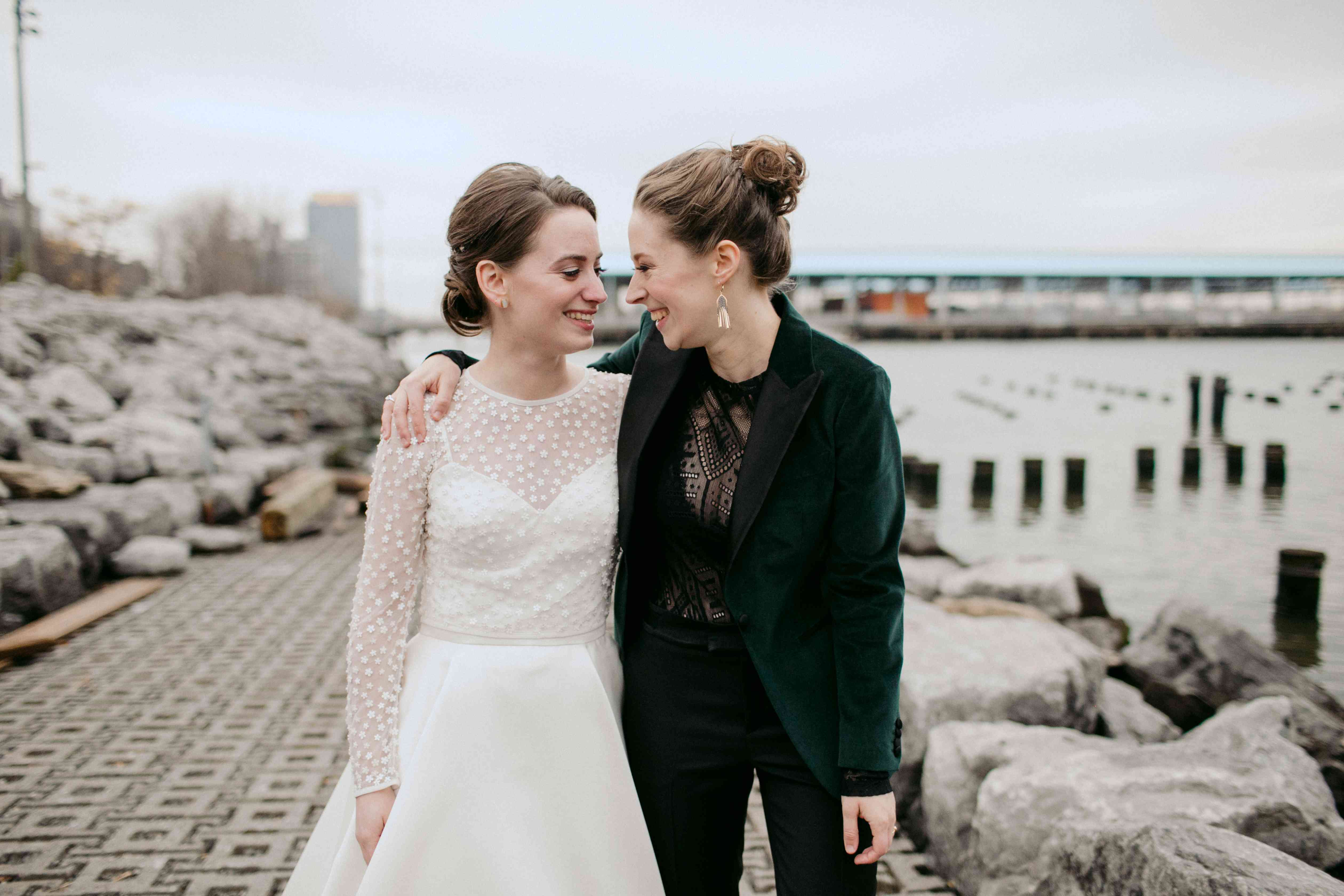 这对夫妇拥抱“class=