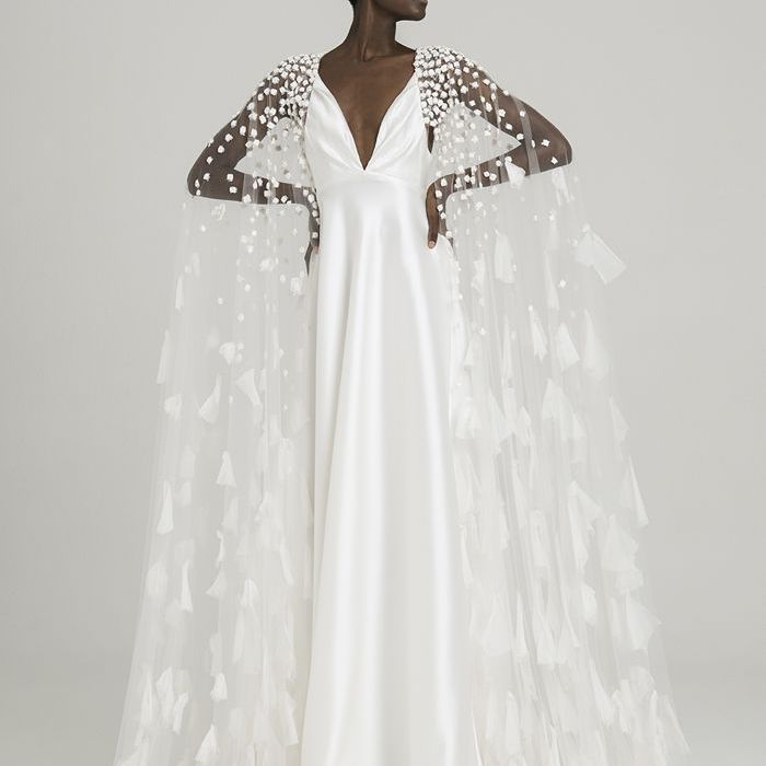 模特身着日本天皇紧身礼服和披肩