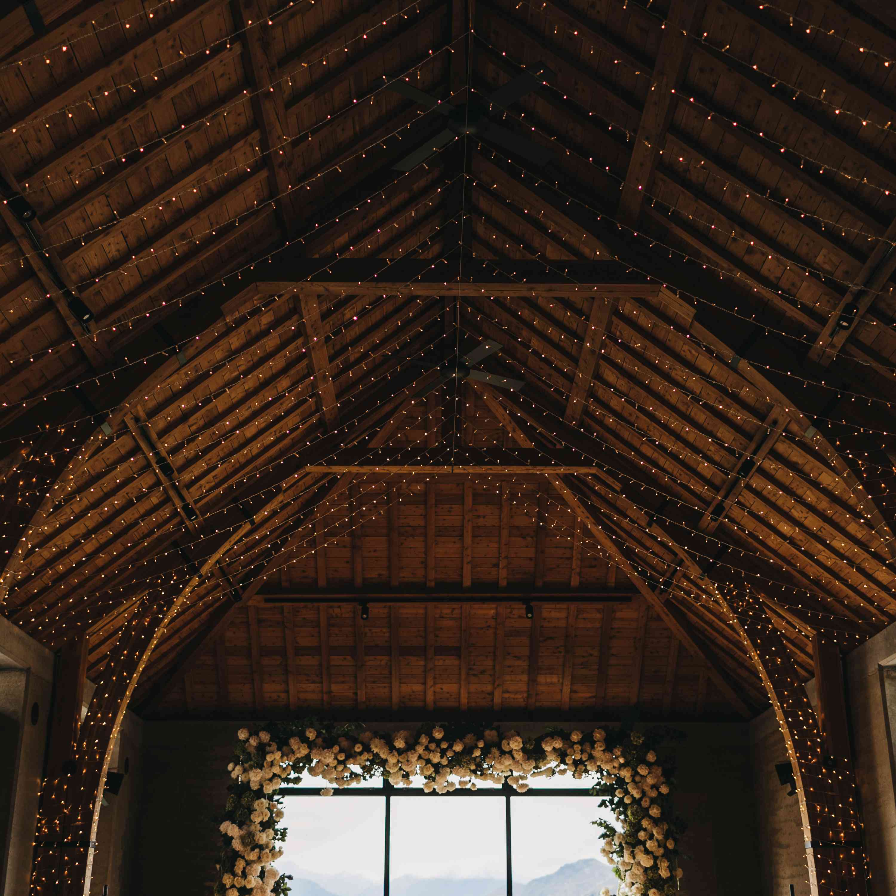 谷仓场地的灯光强调了暴露的光束