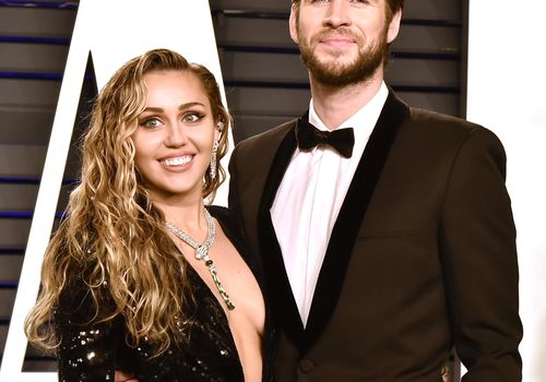 利亚姆·海姆斯沃思（Liam Hemsworth）和麦莉·赛勒斯（Miley Cyrus）参加了2019年的虚荣博览会奥斯卡派对。“class=