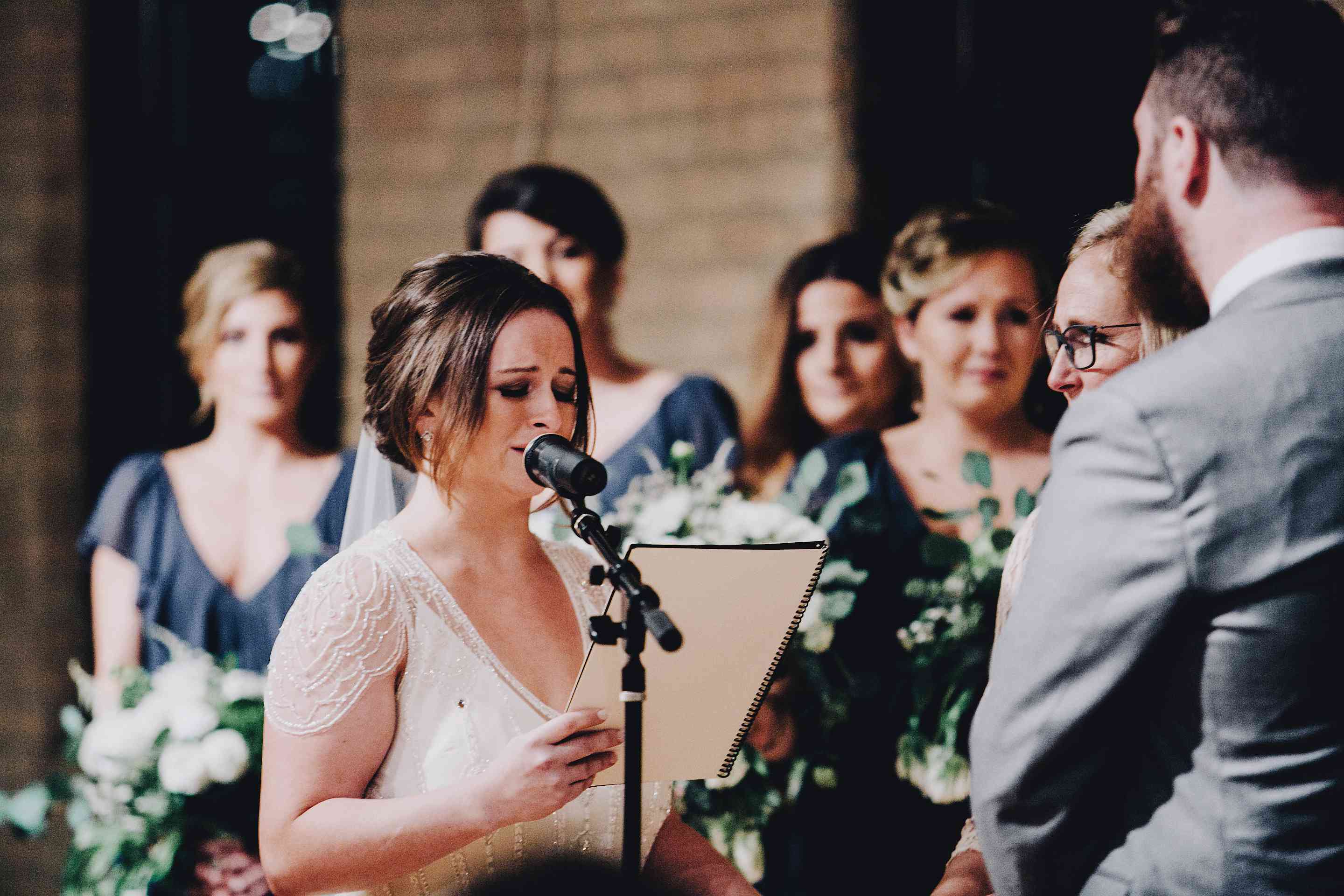 新娘和新郎交换誓言