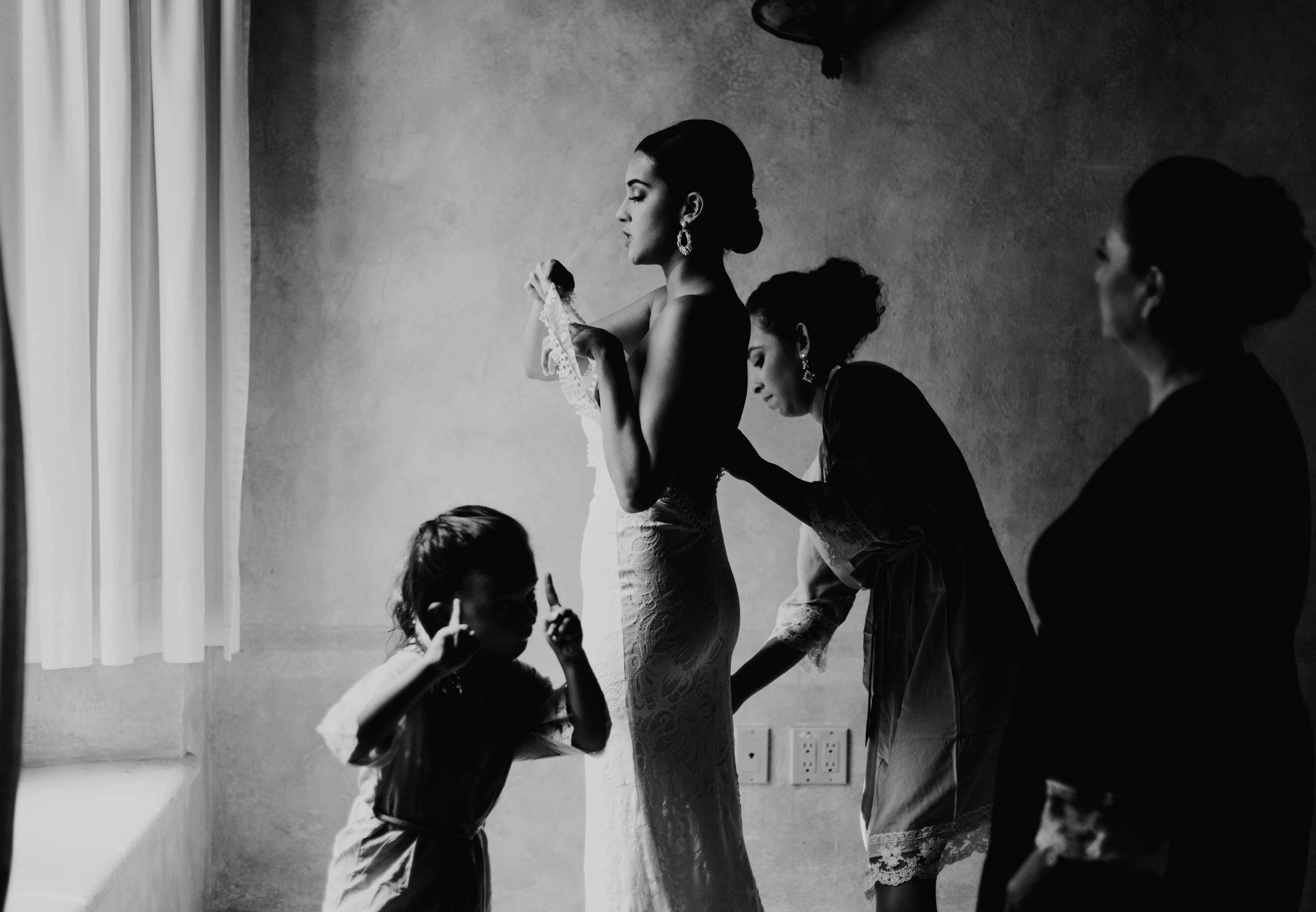 新娘穿上结婚礼服