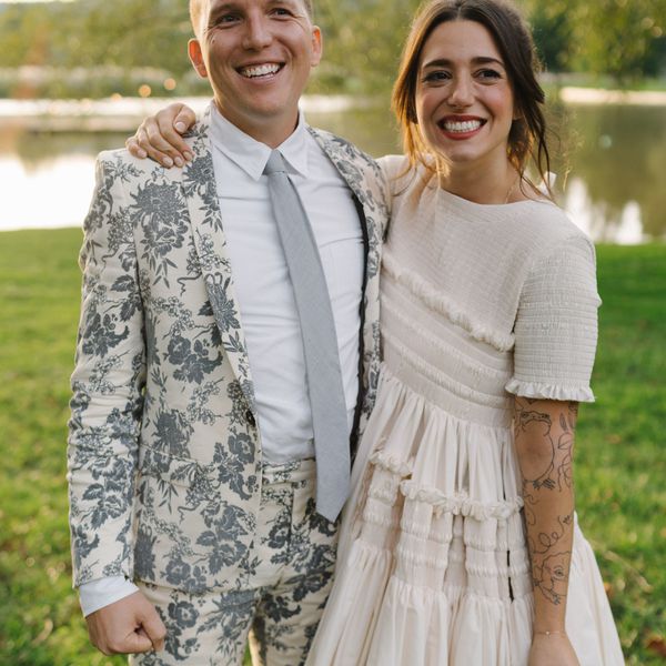 新婚夫妇在欢迎宴会上