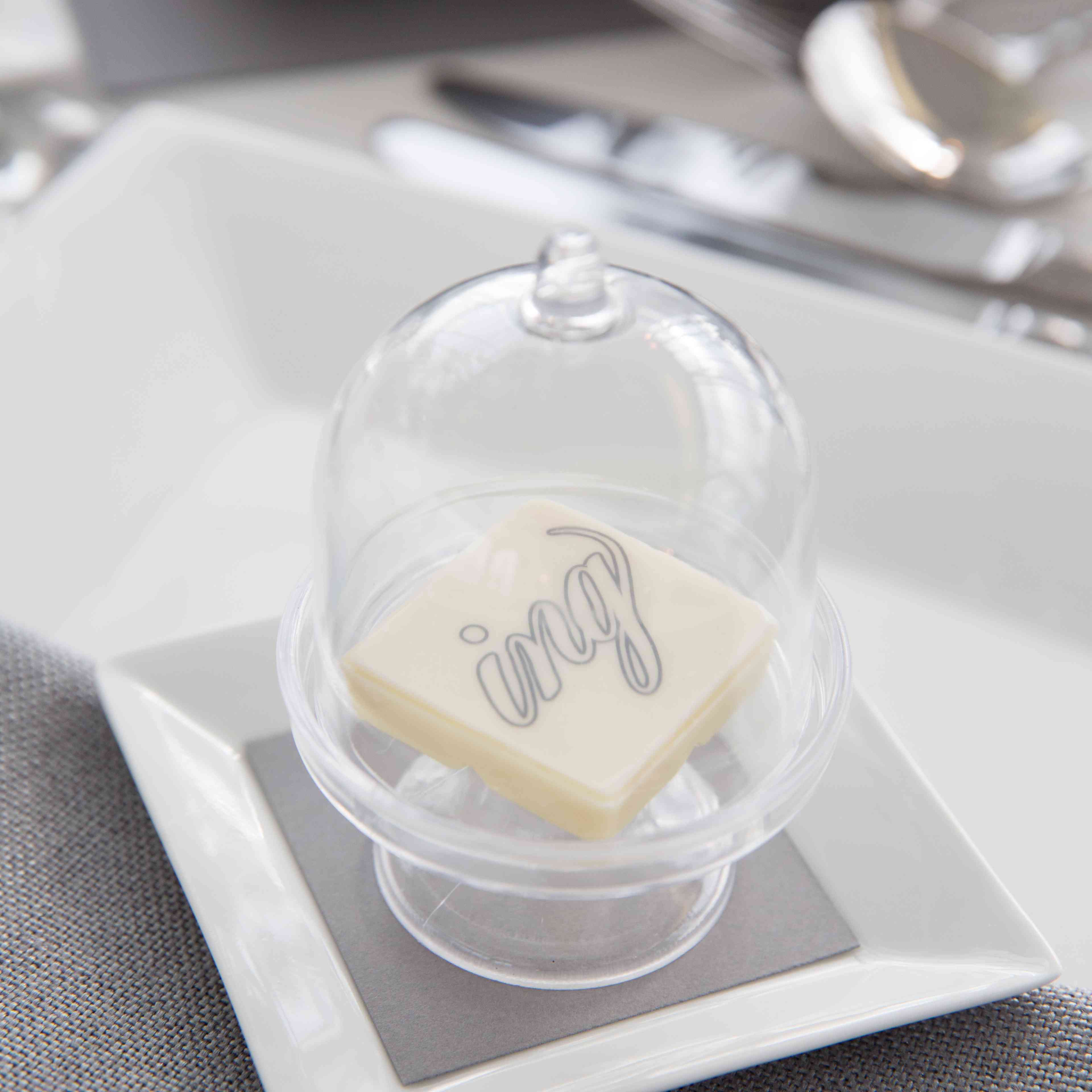 印有情侣姓名首字母的巧克力