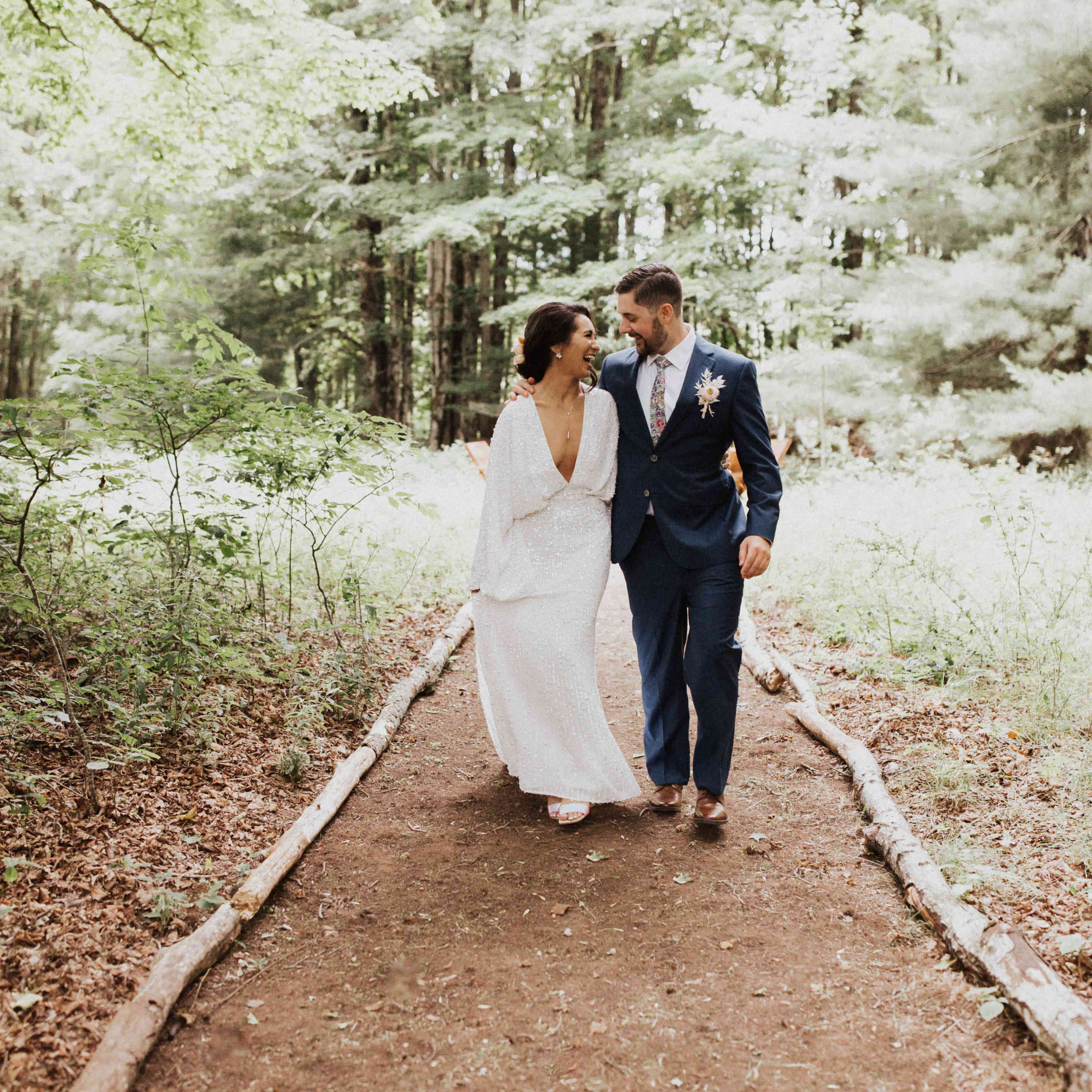 新娘和新郎走路