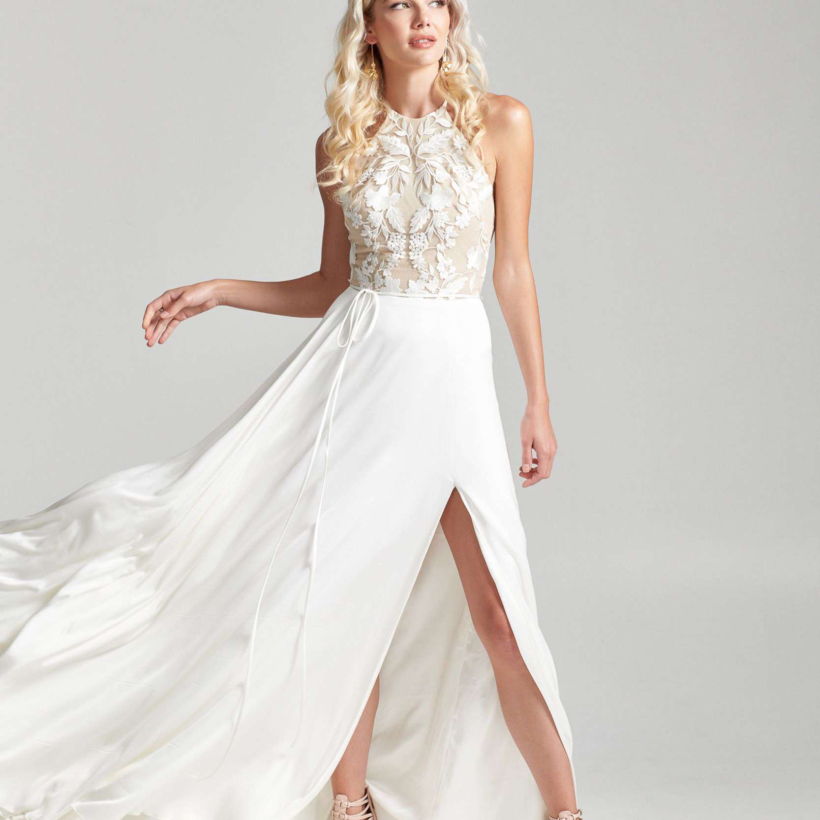 模特在高领礼服与侧开叉