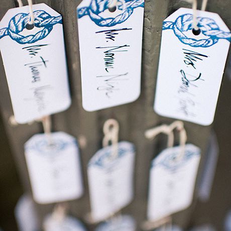 这些蓝色和白色护送卡与Kaity Ryan创建的结主题是沿海招待会的完美外