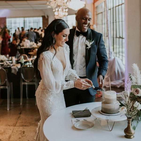 新娘和新郎切口蛋糕在婚礼招待会