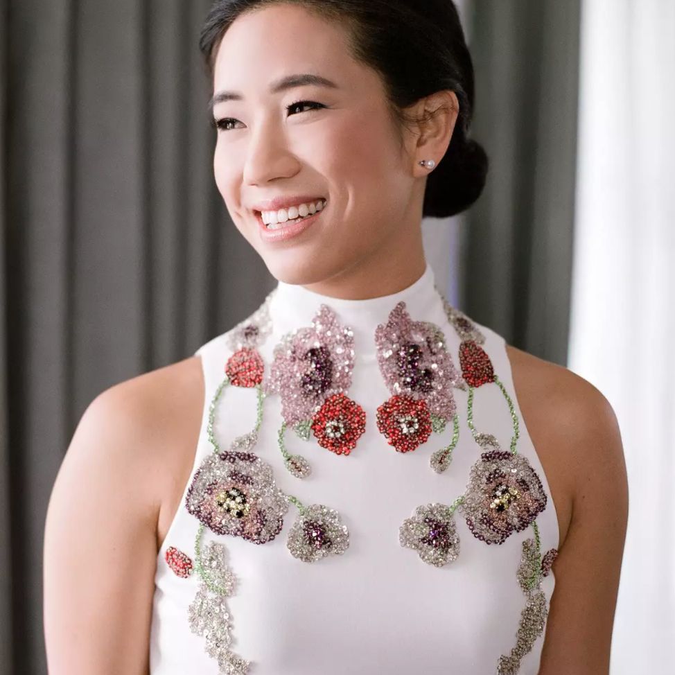 用微笑点缀礼服新娘特写