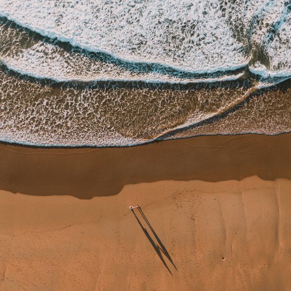 在海滩独自一对夫妇的鸟瞰图