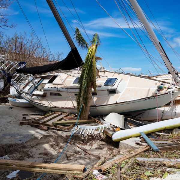 在海岸线飓风伊尔玛市中心克鲁兹湾，圣约翰帆船