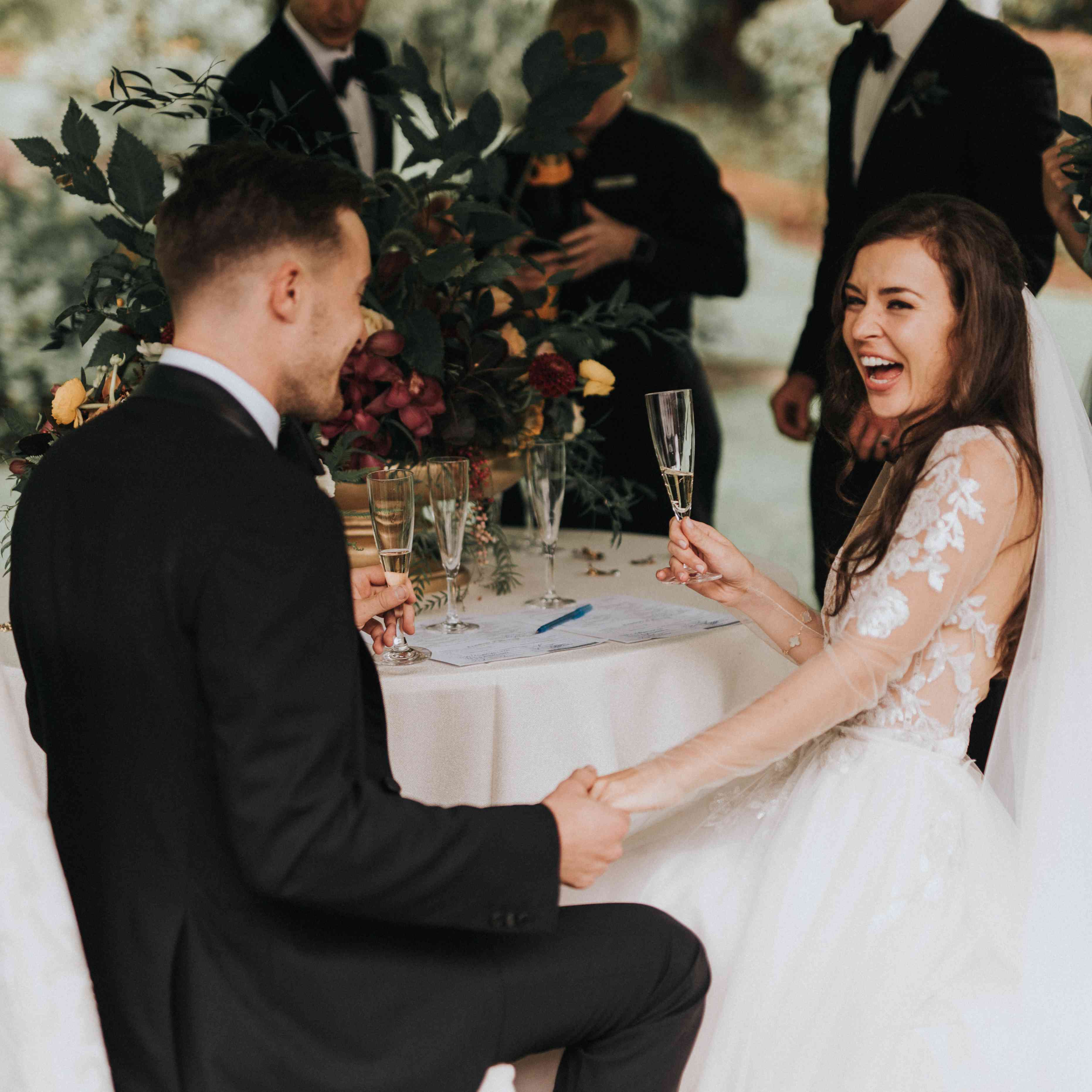 个性化的密歇根州婚礼，新娘和新郎持有手招待会