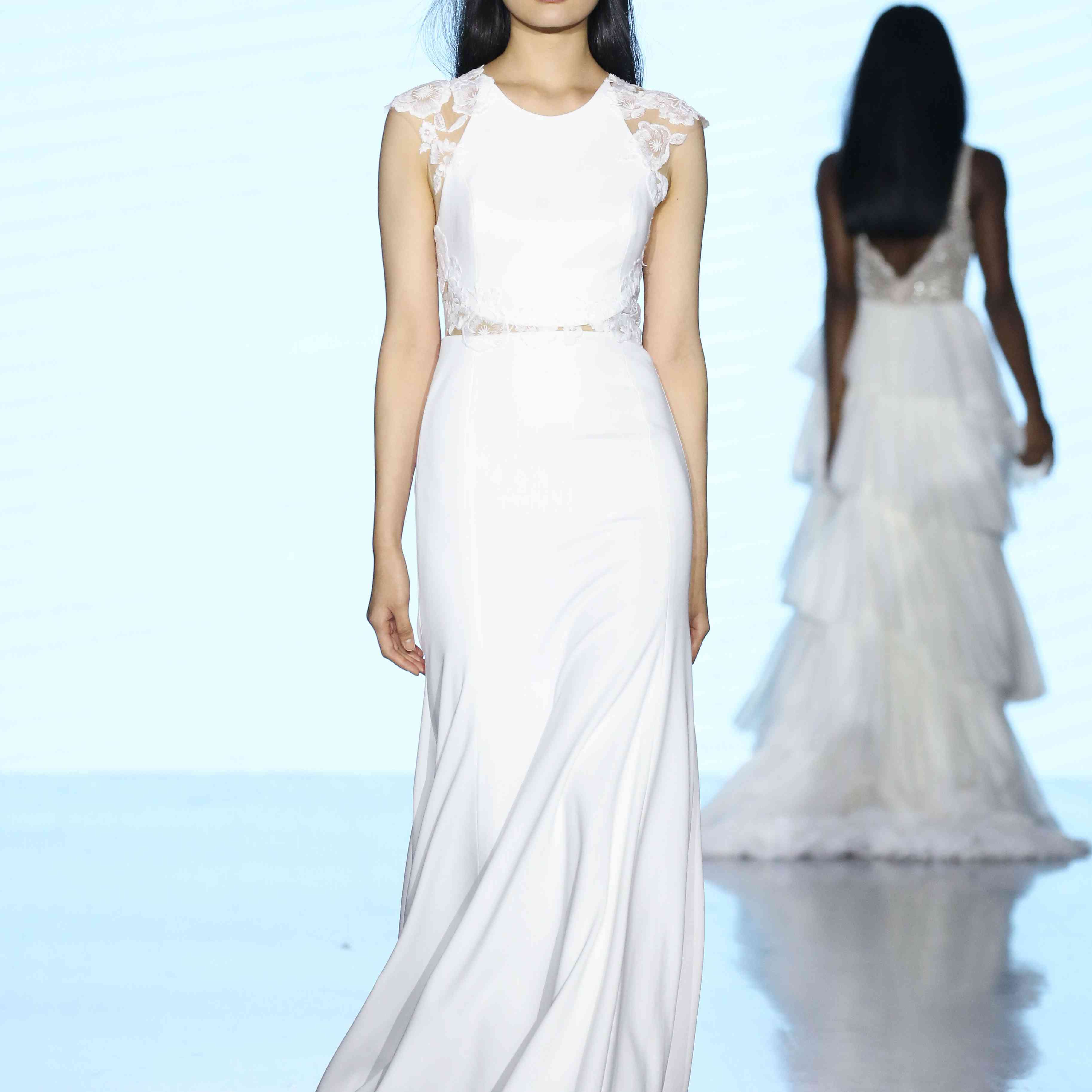 绉纱鞘裙的模型与花边盖帽袖子和侧切口