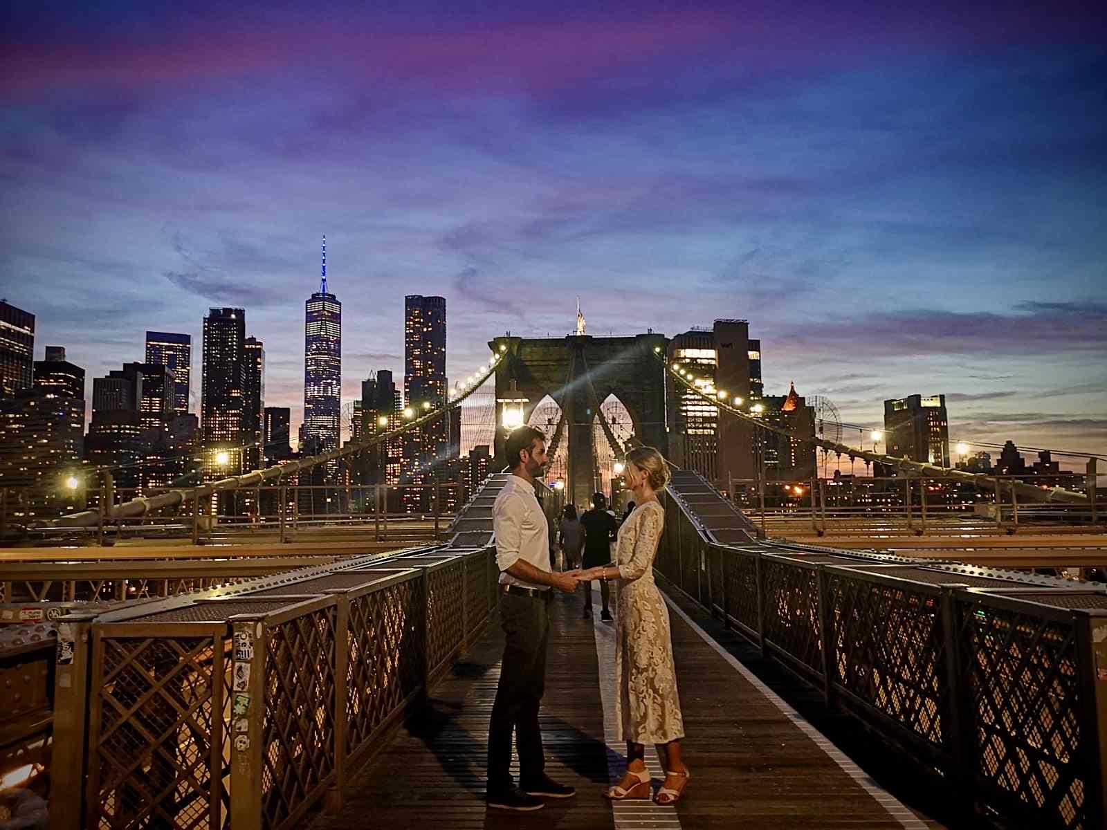 布鲁克林大桥上的情侣