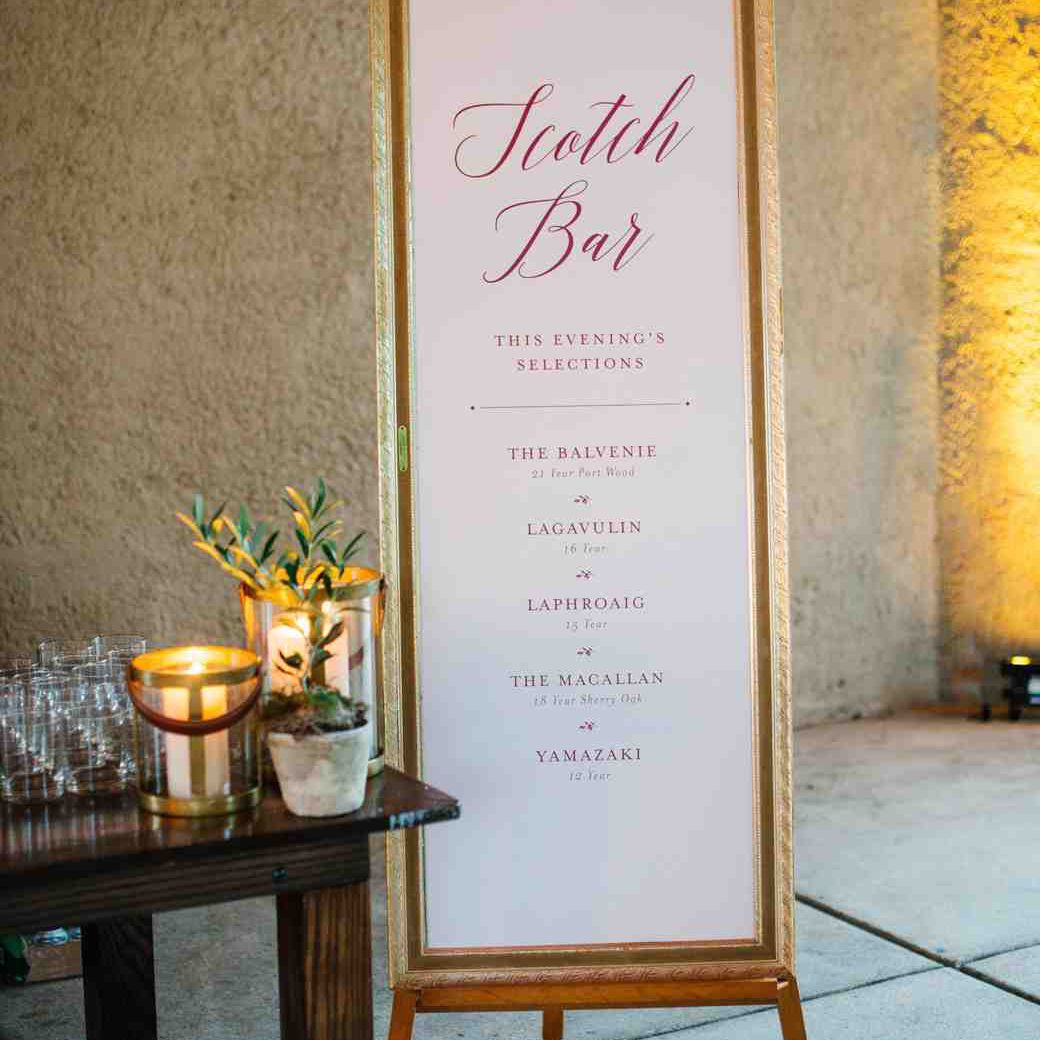 一个高高的牌子上写着“苏格兰酒吧”，上面列出了不同的酒吧类型