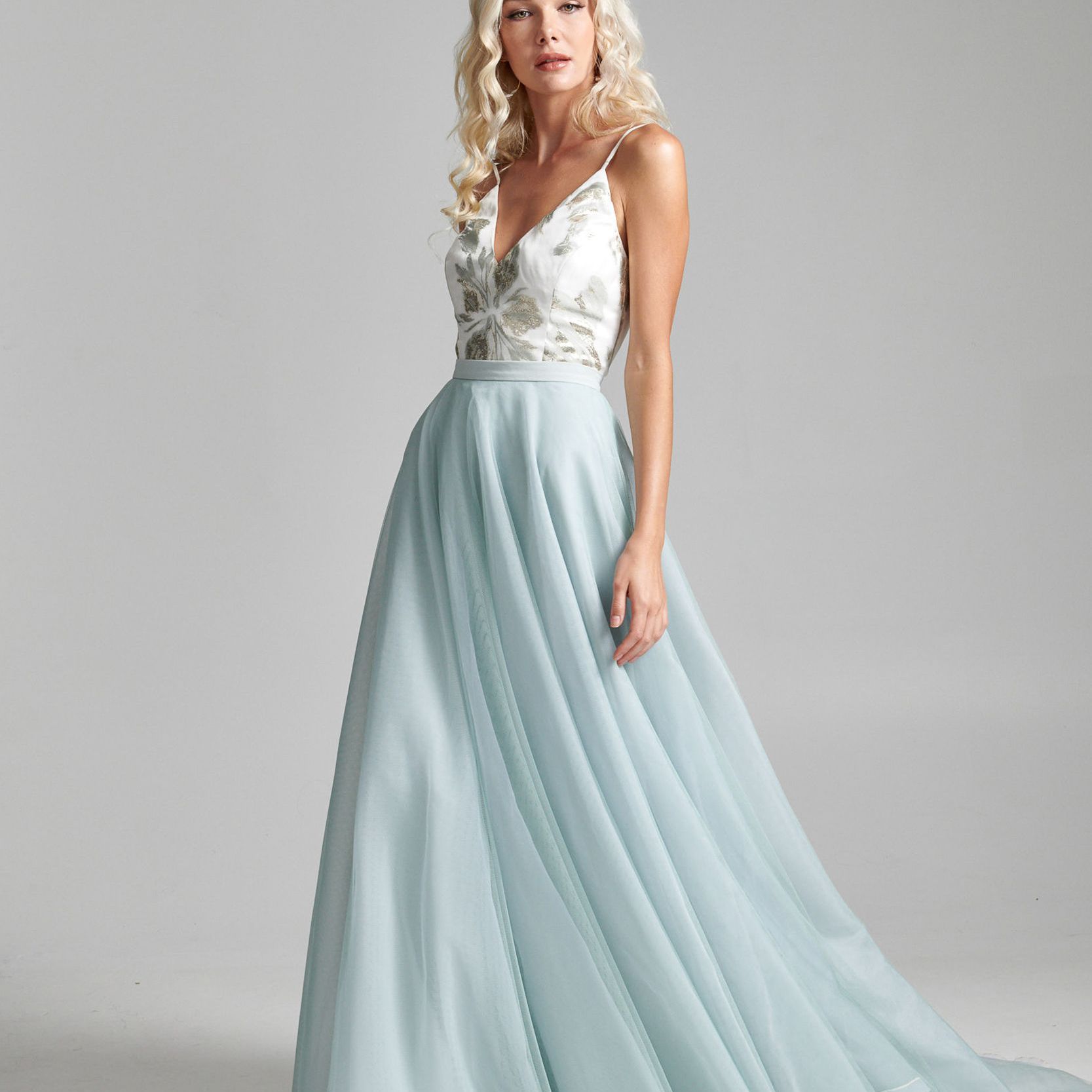 模特在印花薄带上衣和蓝色薄纱裙子