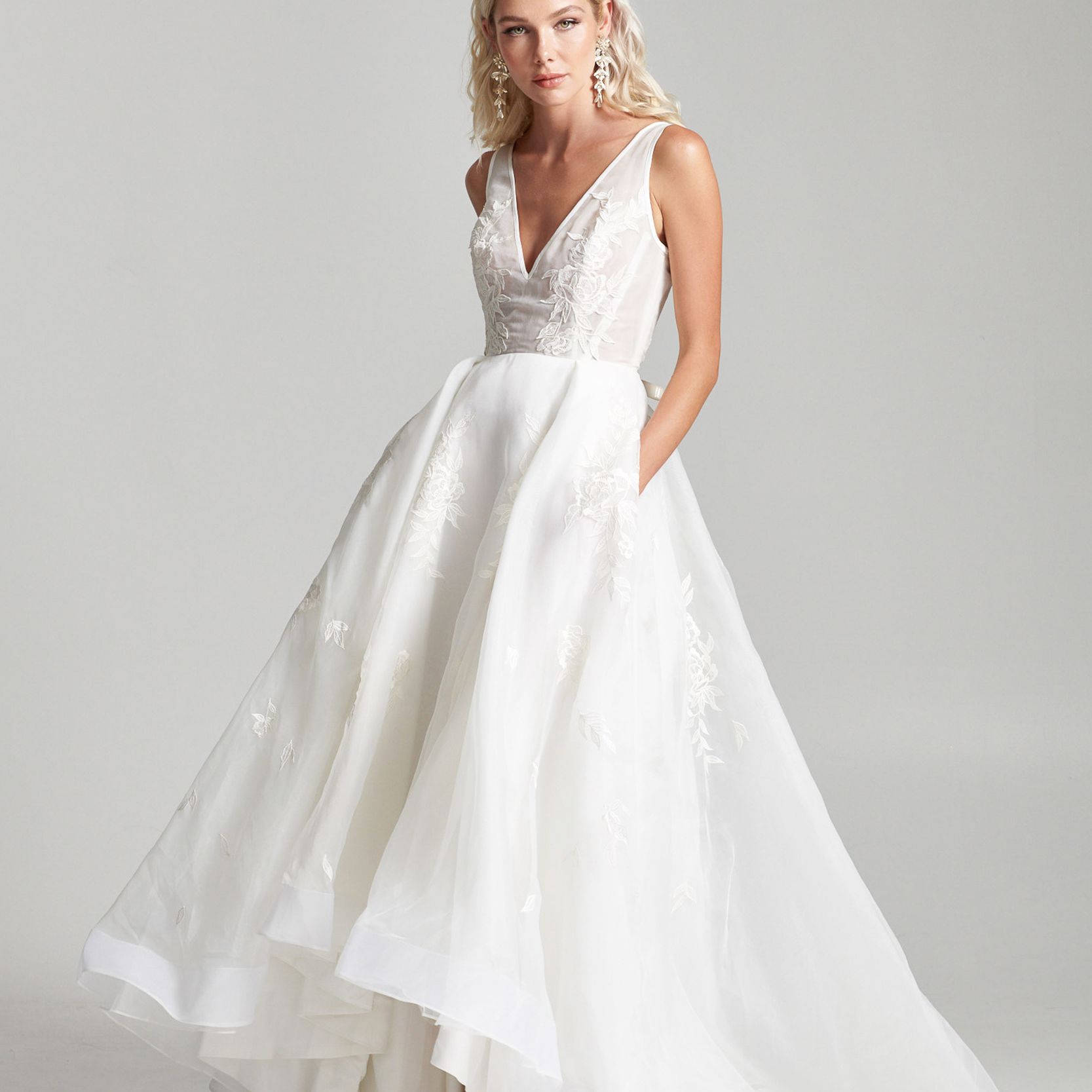 丽贝卡·舍内菲尔德婚纱