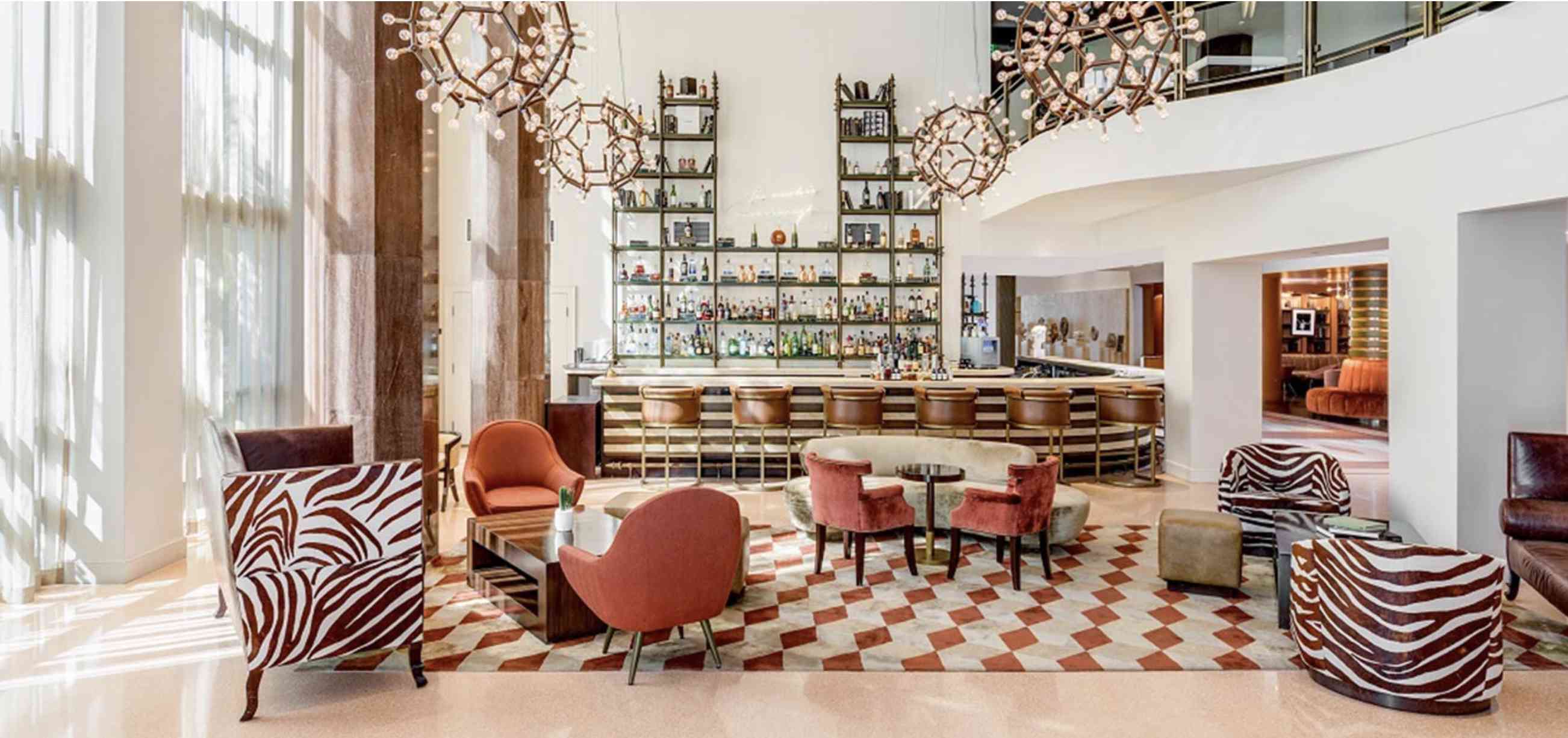 梧桐南海滩的艺术装饰酒吧和休息室