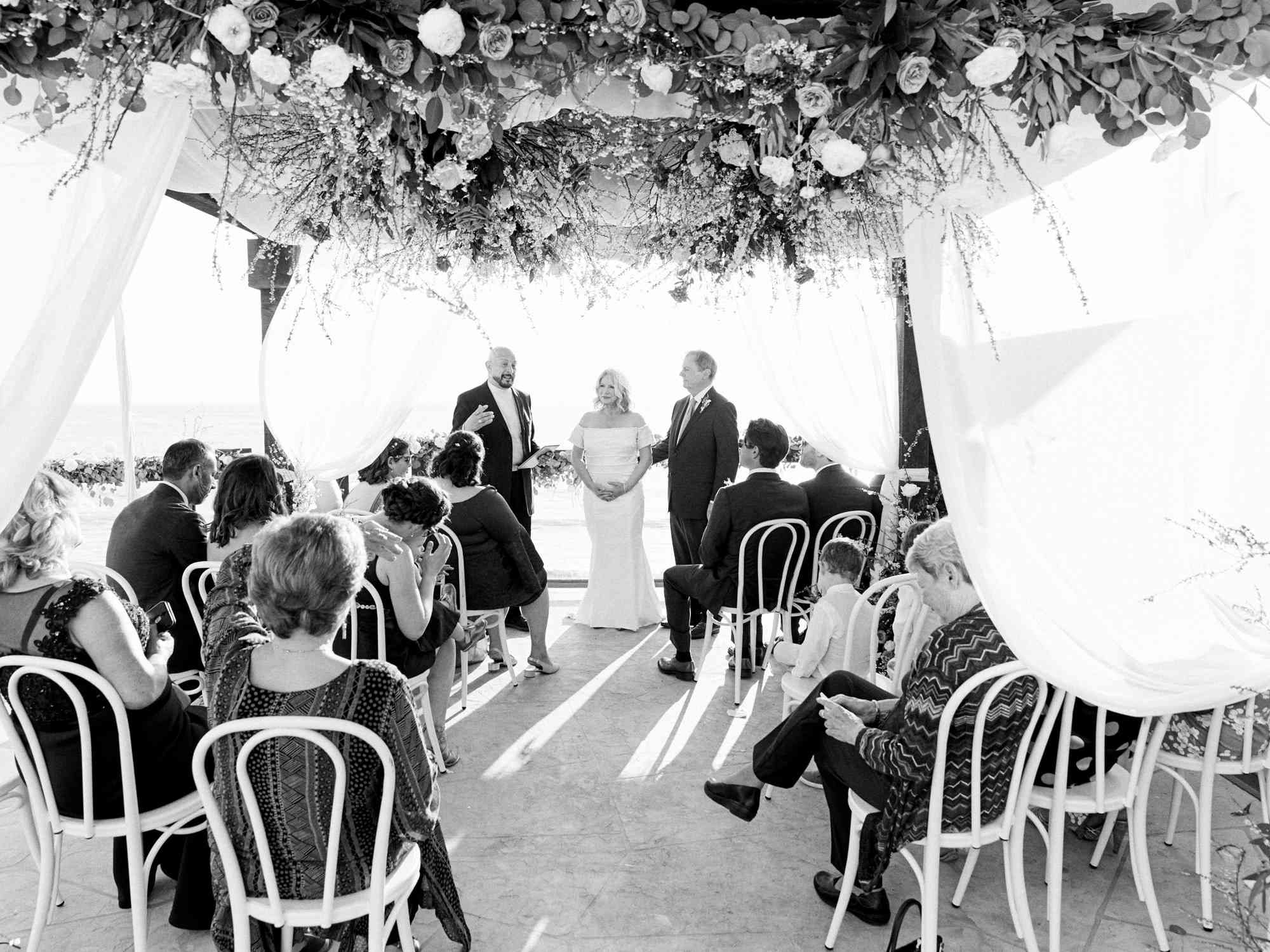 亲密加州婚礼，新娘和新郎交换誓言