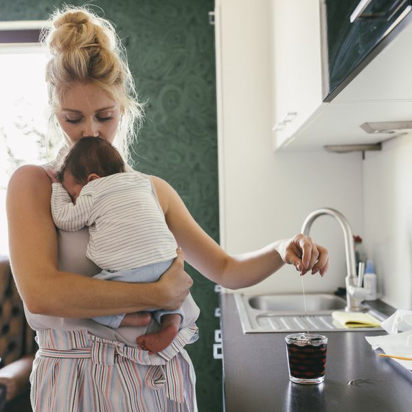 妈妈和宝宝在厨房里