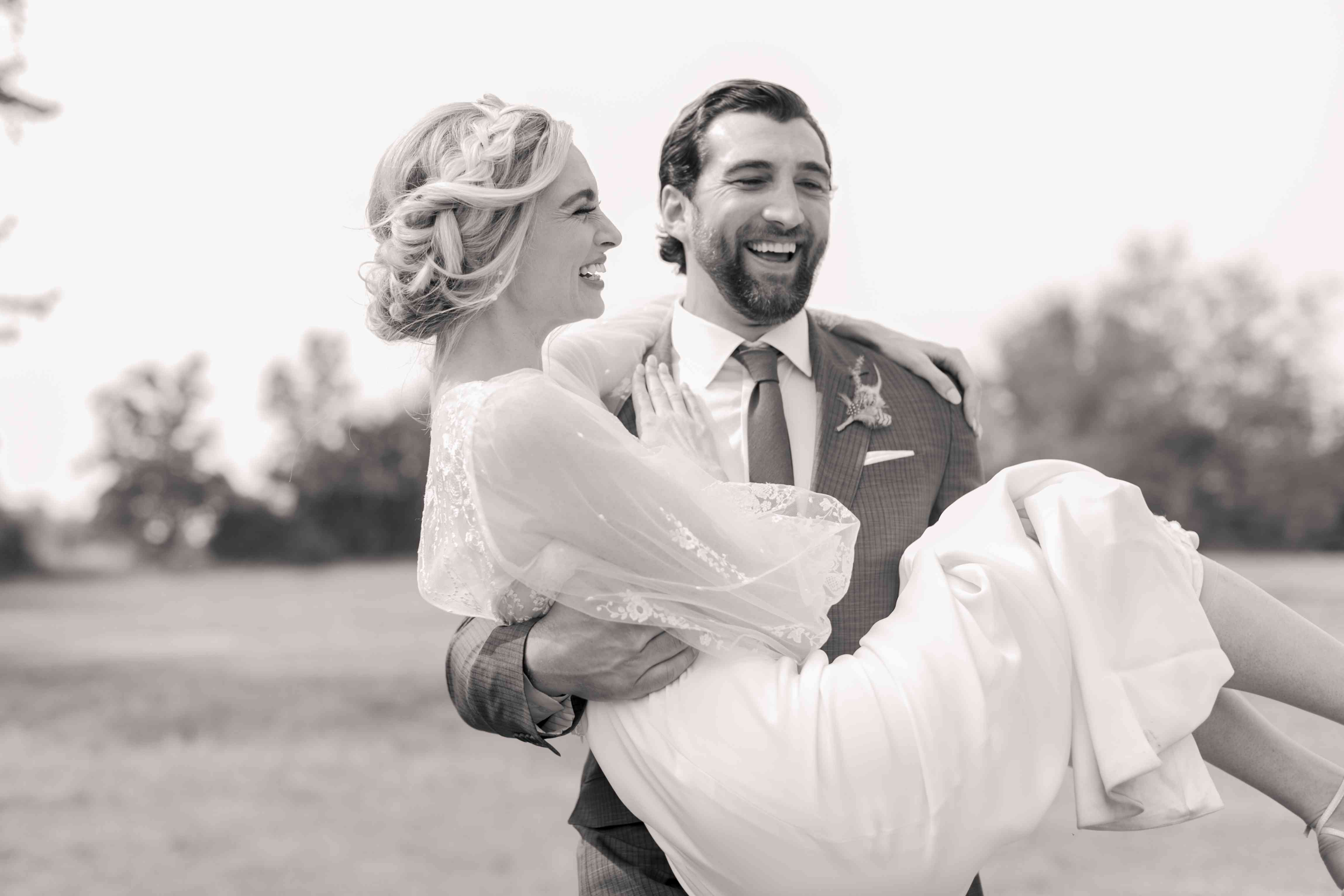 携带新娘的新郎