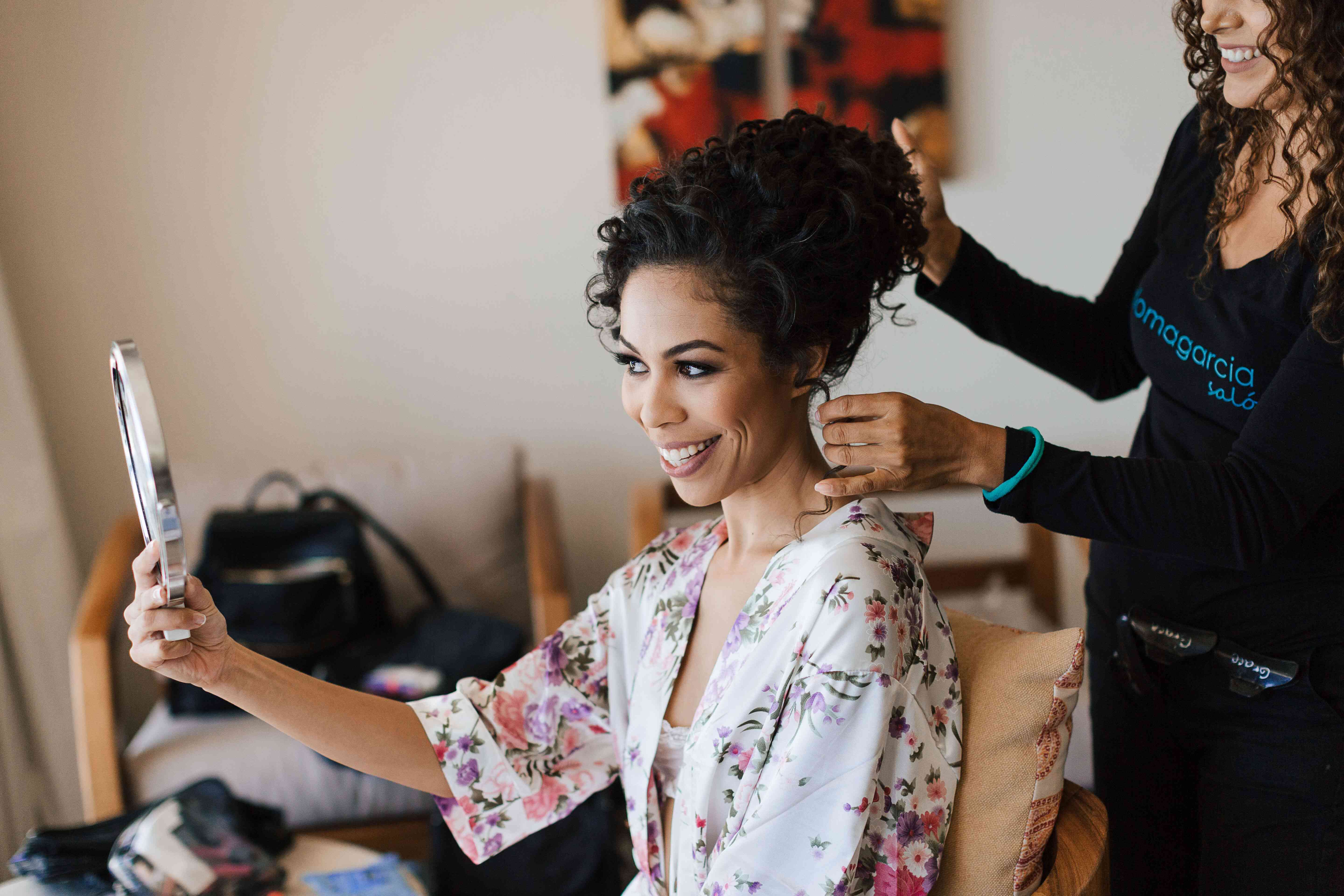 新娘拿着镜子化妆