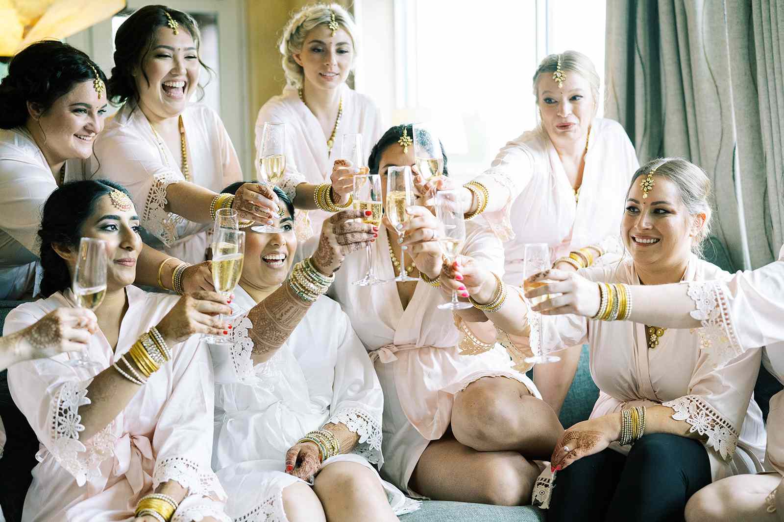 新娘聚会喝香槟