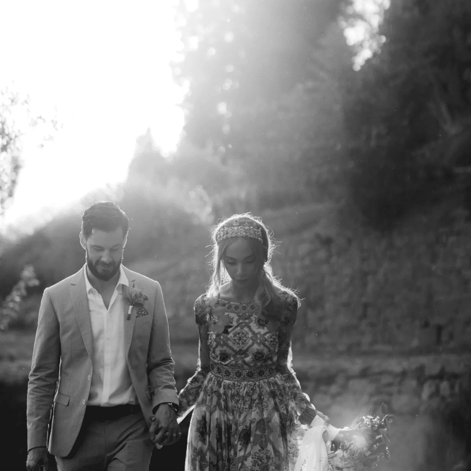 新娘穿着印花婚纱和新郎