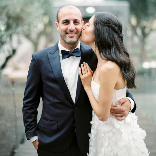 新娘新郎亲吻的脸颊