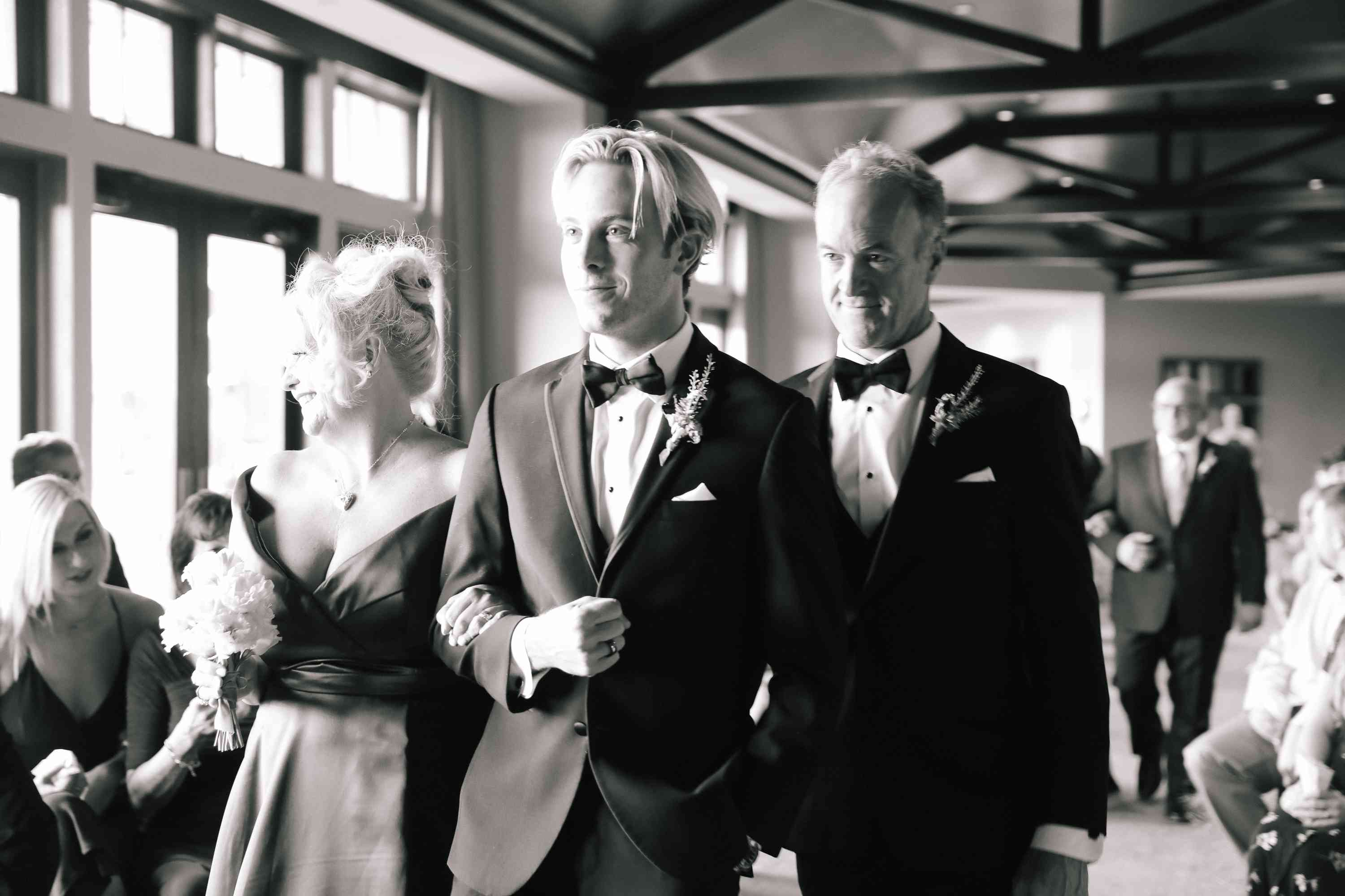 萨凡纳和瑞克的婚礼，新郎走上红毯“class=