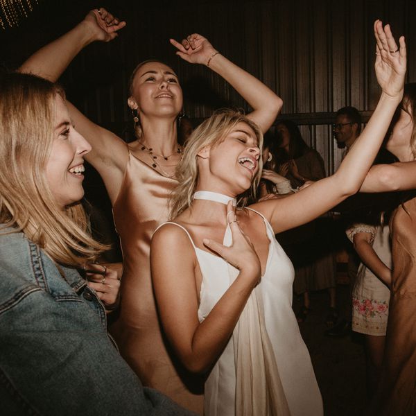 与女傧相和女性婚礼客人的新娘跳舞在招待会