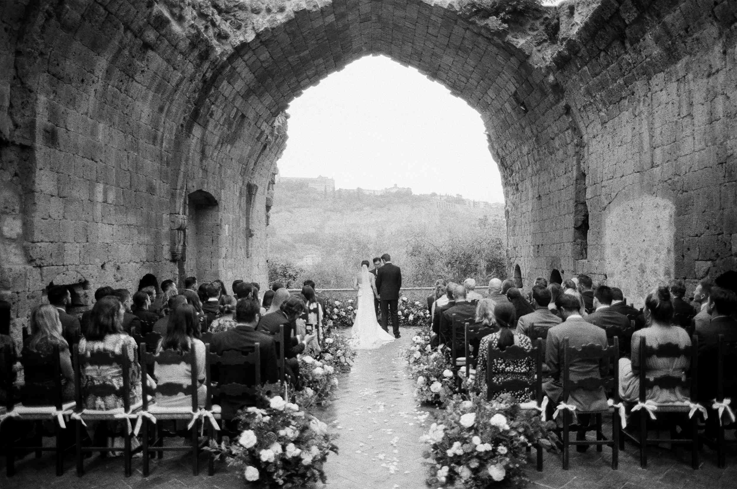 经典的la badia意大利婚礼，新娘和新郎交换誓言