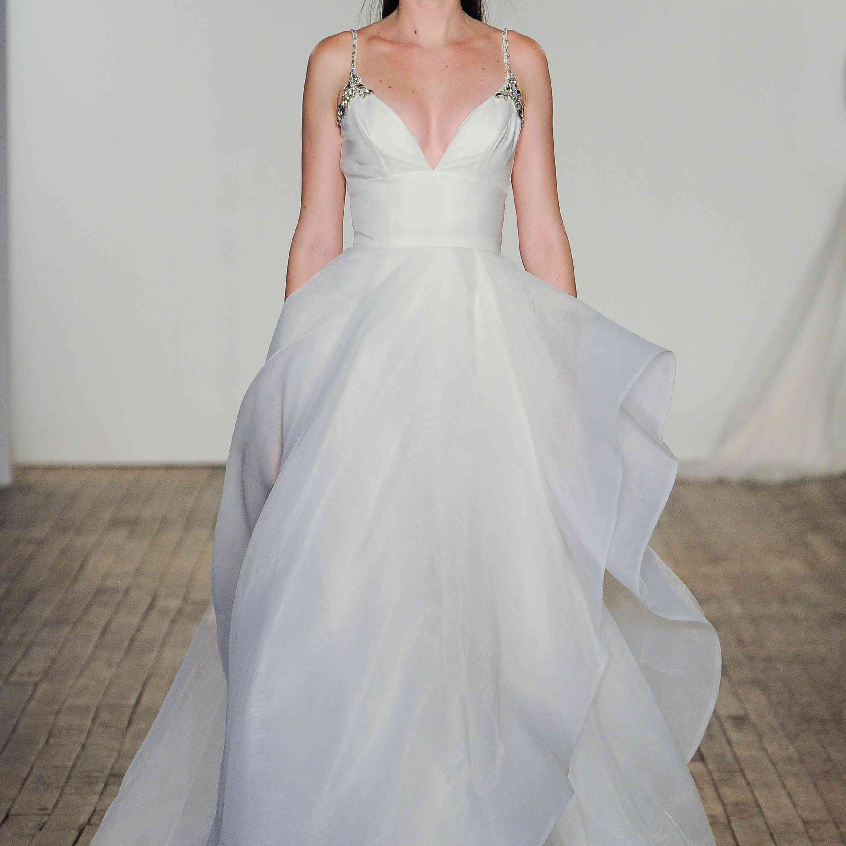 由海莉·佩奇设计的腮红婚纱