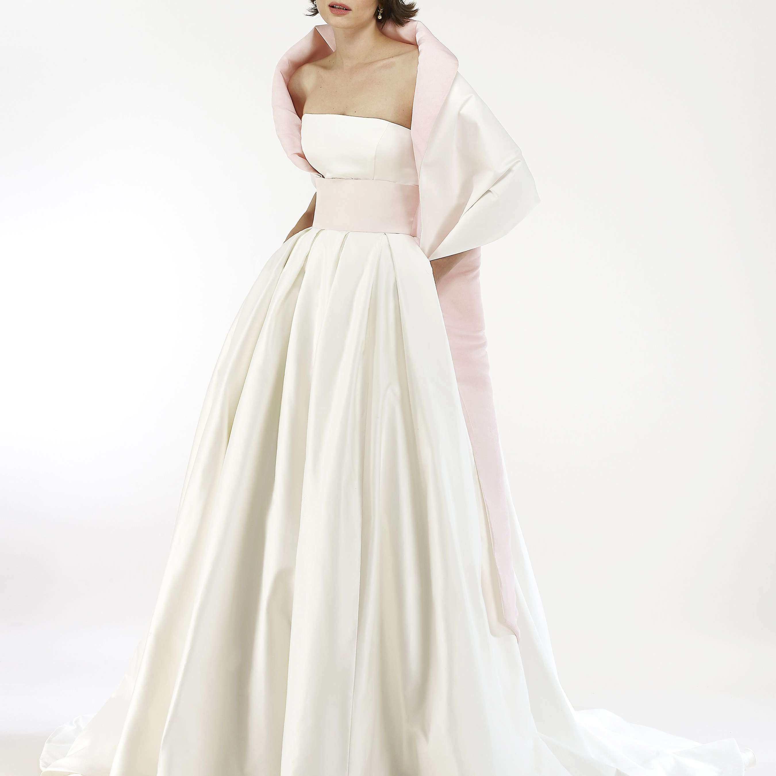 在无肩带的球衣的模型与桃红色腰带和披肩包裹