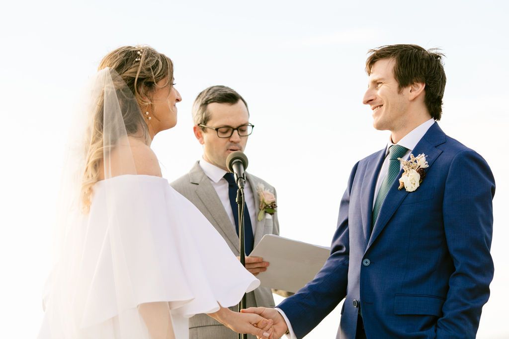 新娘和新郎交换誓言