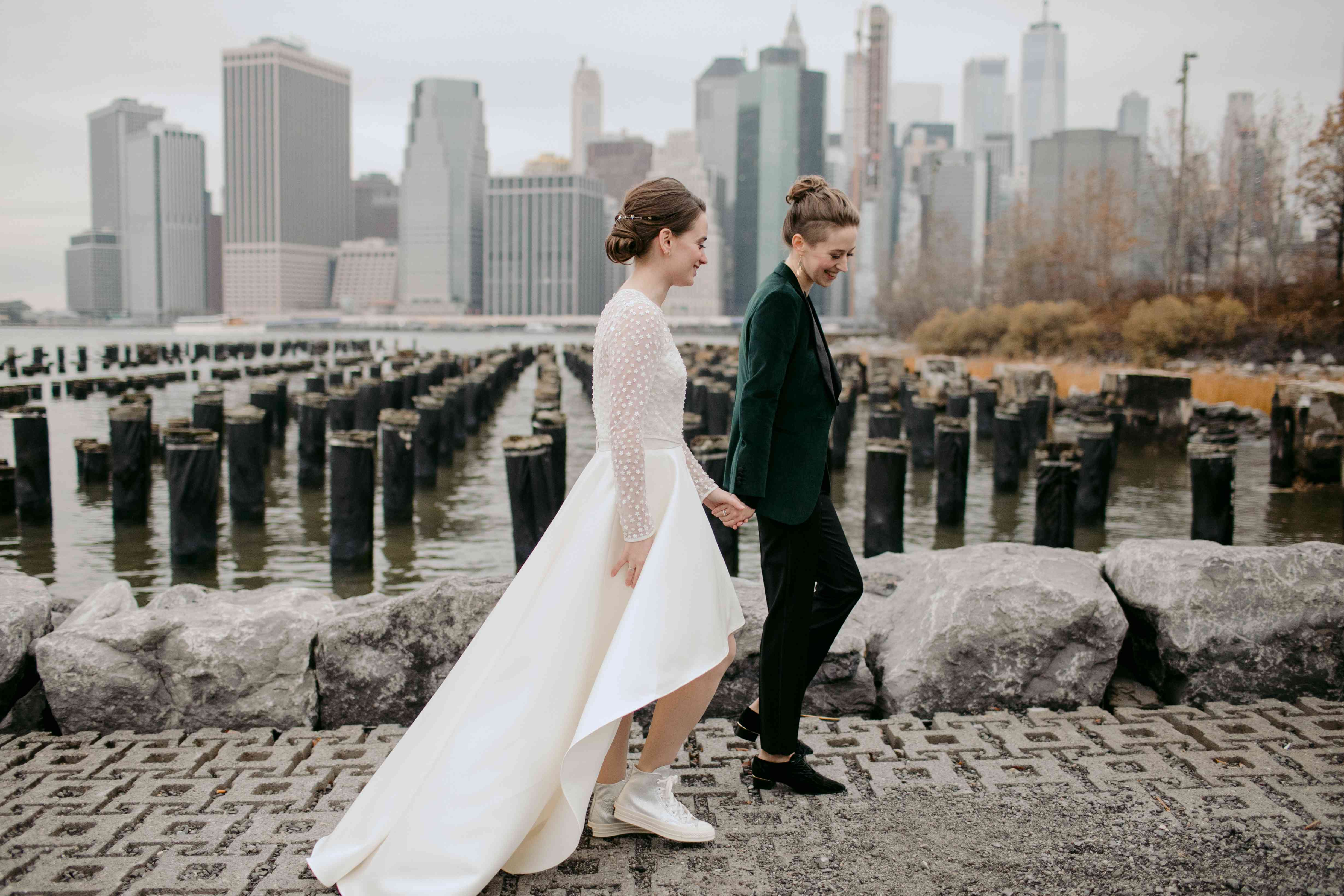 沿着海滨的夫妇散步“class=