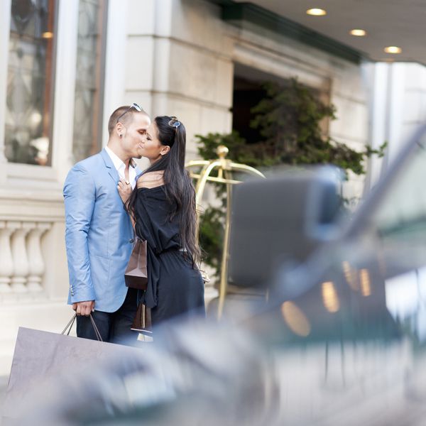 亲吻在大厦之外的男人和妇女