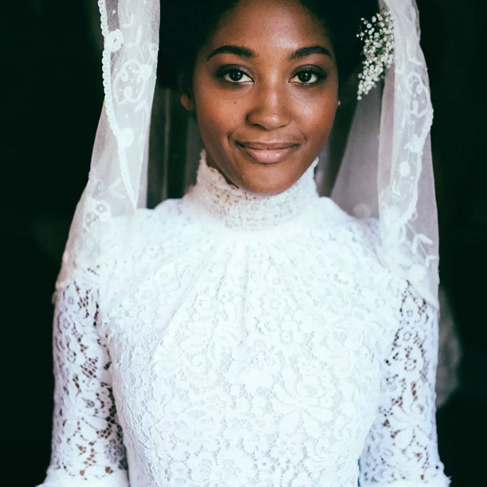 在新娘穿着复古的服装和面纱