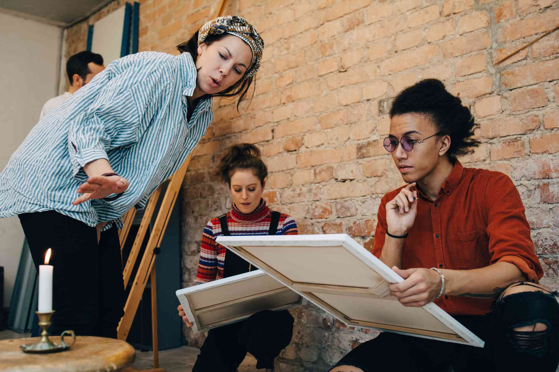 老师在绘画课上跟人聊天