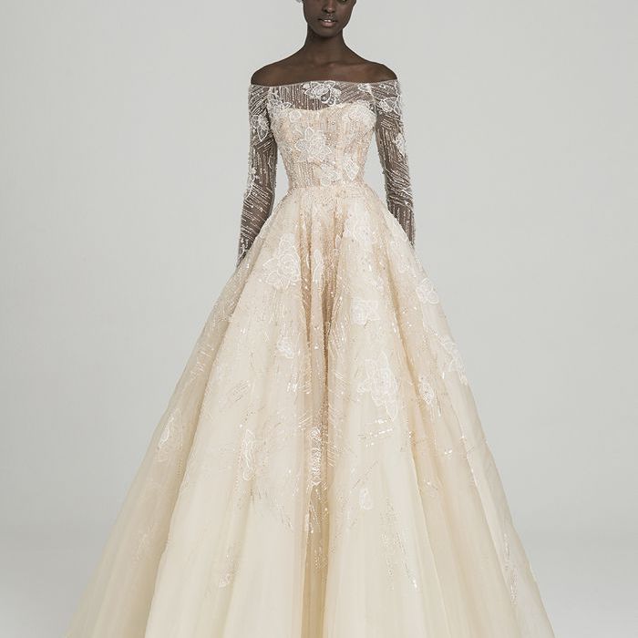 模特在香槟绣花舞会礼服与露肩长袖