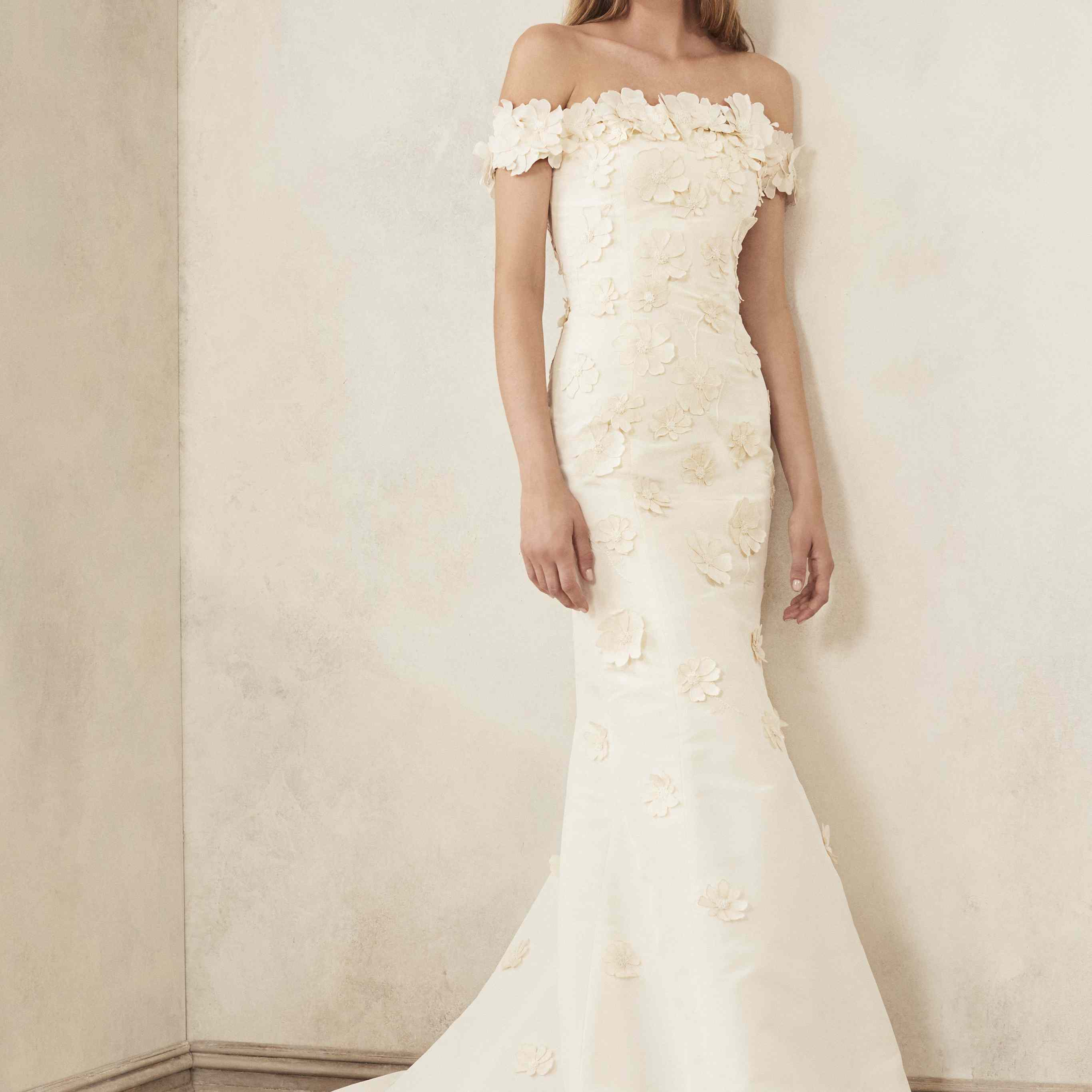 模特身穿露肩绣花婚纱