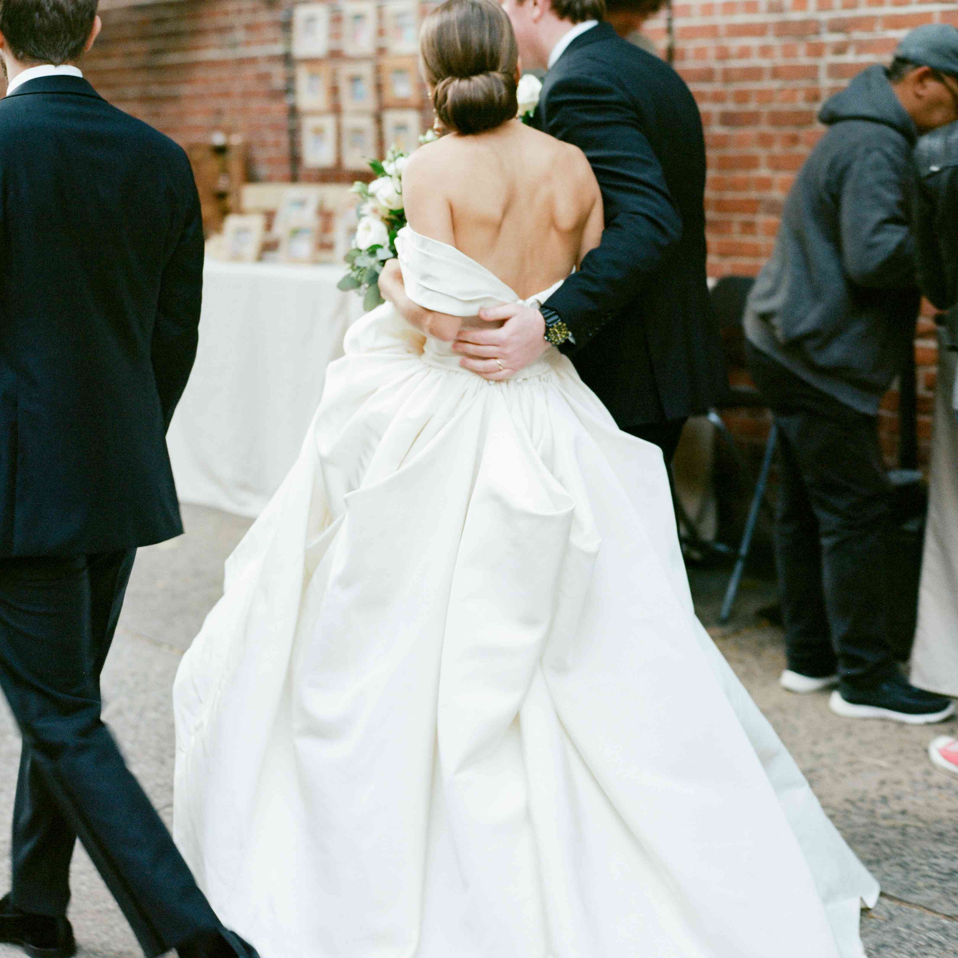 <p>新娘和新郎在城市街道</ p> <br> <br>