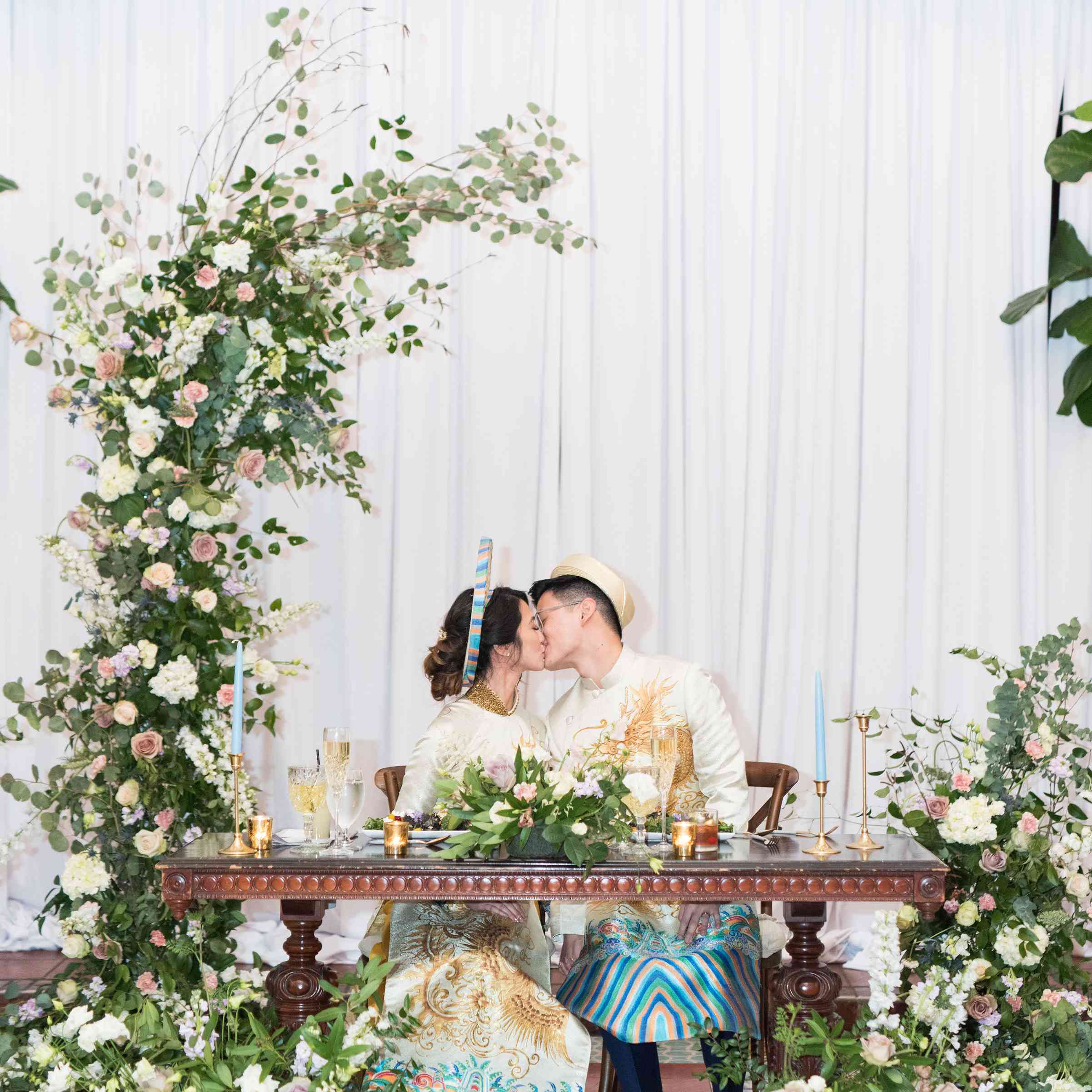 新婚夫妇在餐桌上接吻