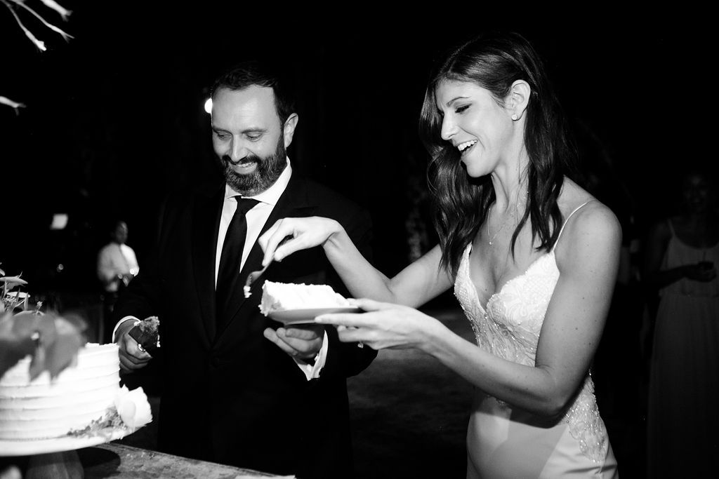 新婚夫妇切割蛋糕