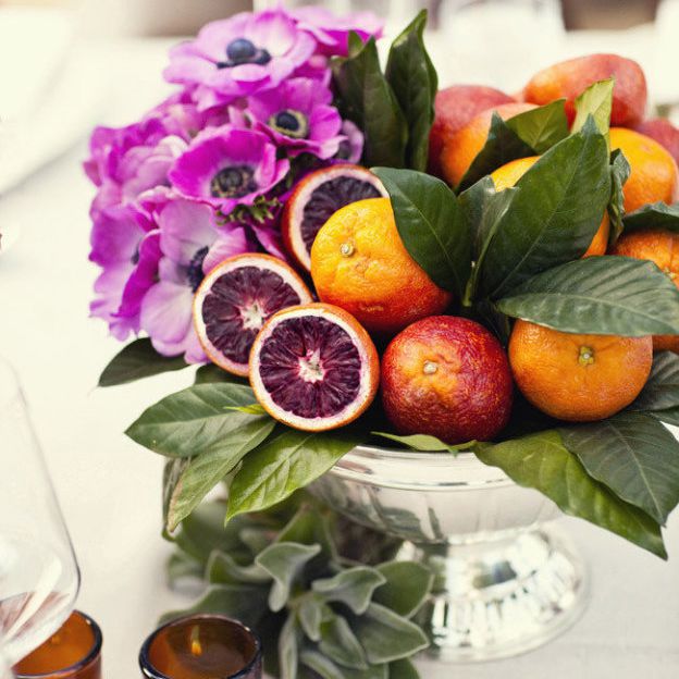 前台餐桌中央摆着的血橙