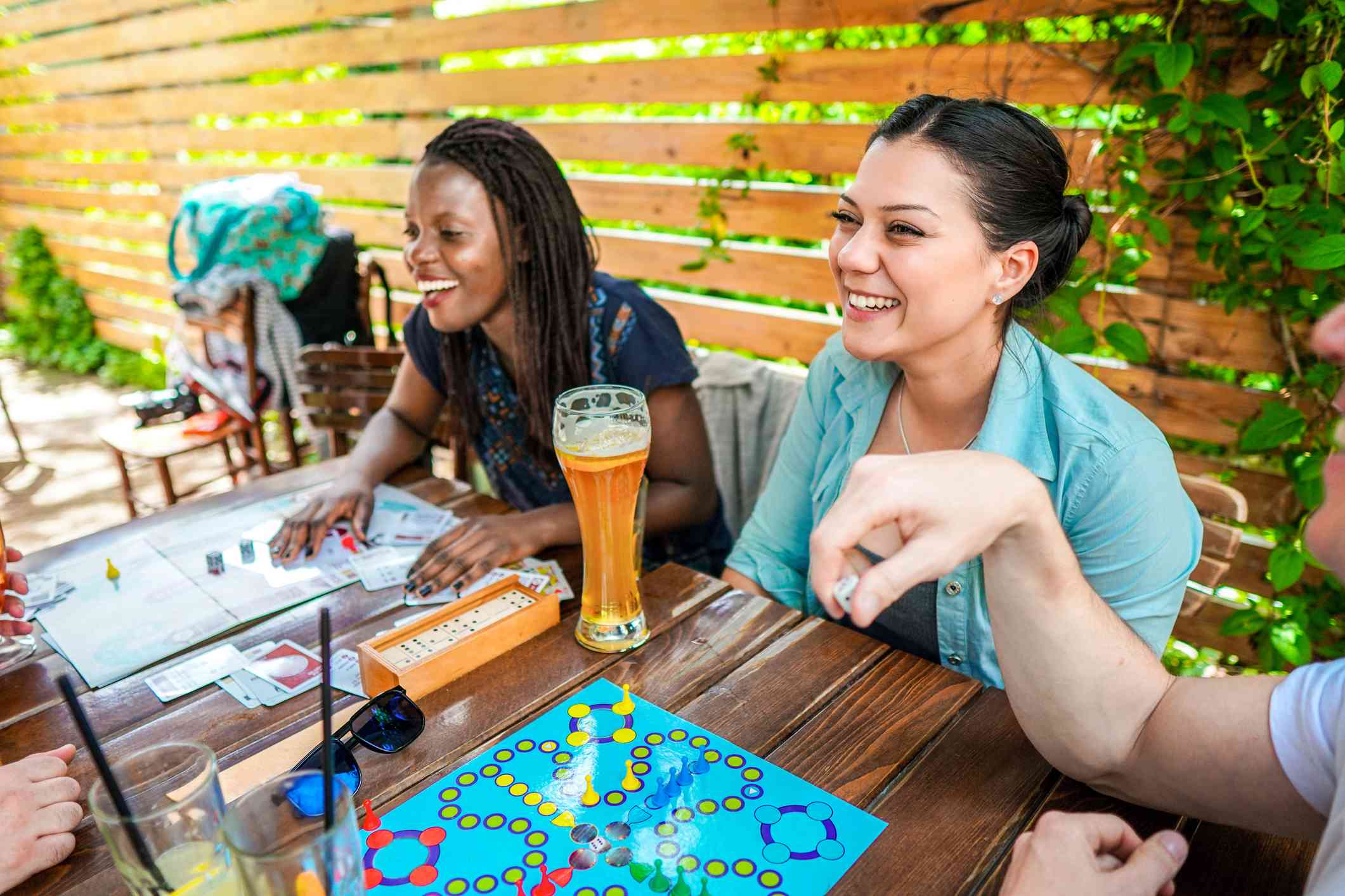 朋友们玩棋盘游戏，喝酒