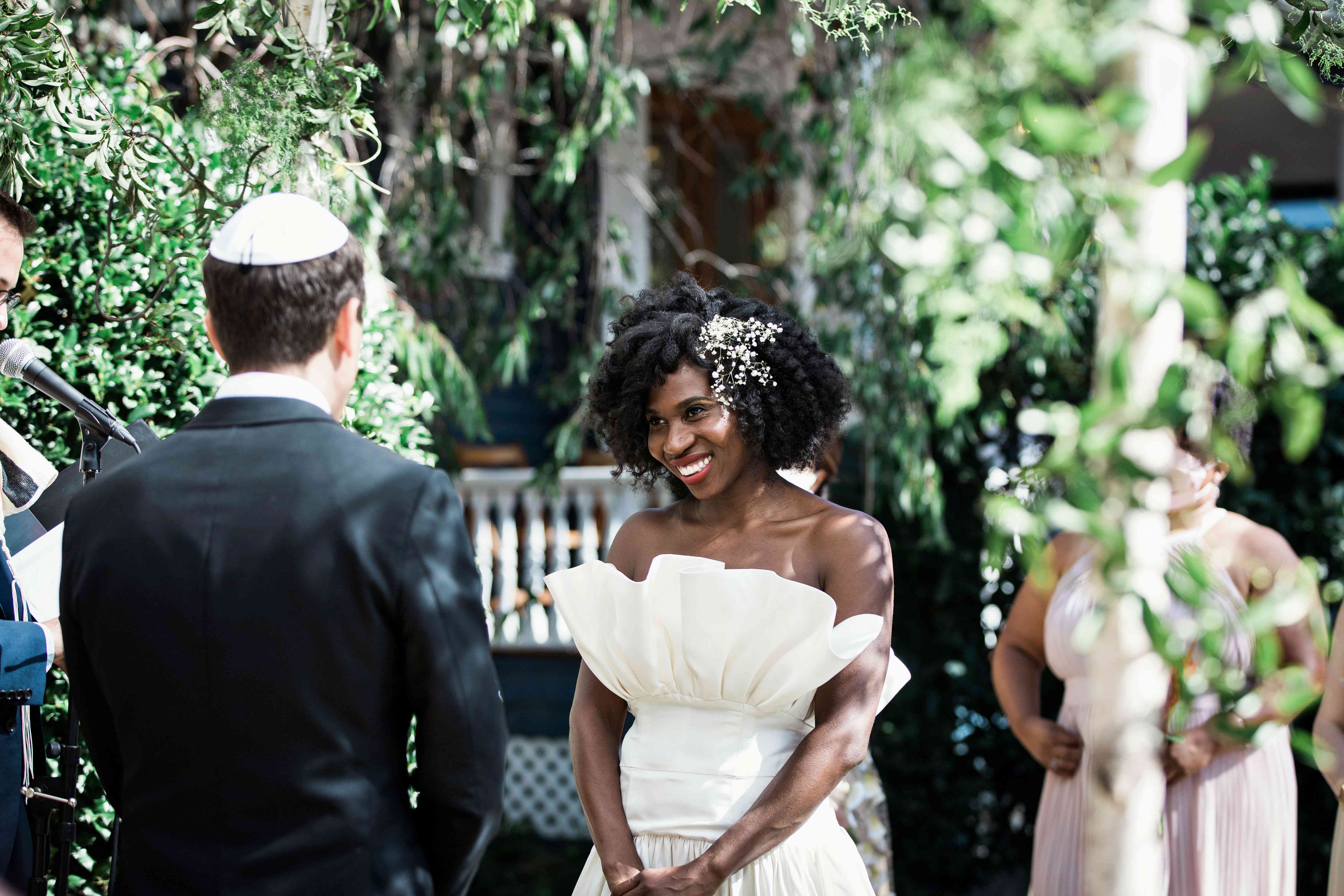 新娘和新郎在仪式期间