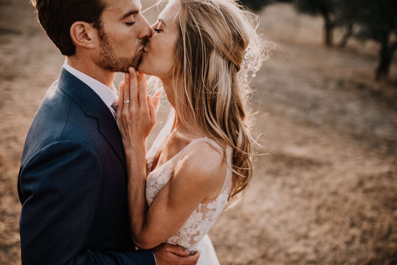 新娘和新郎接吻“class=