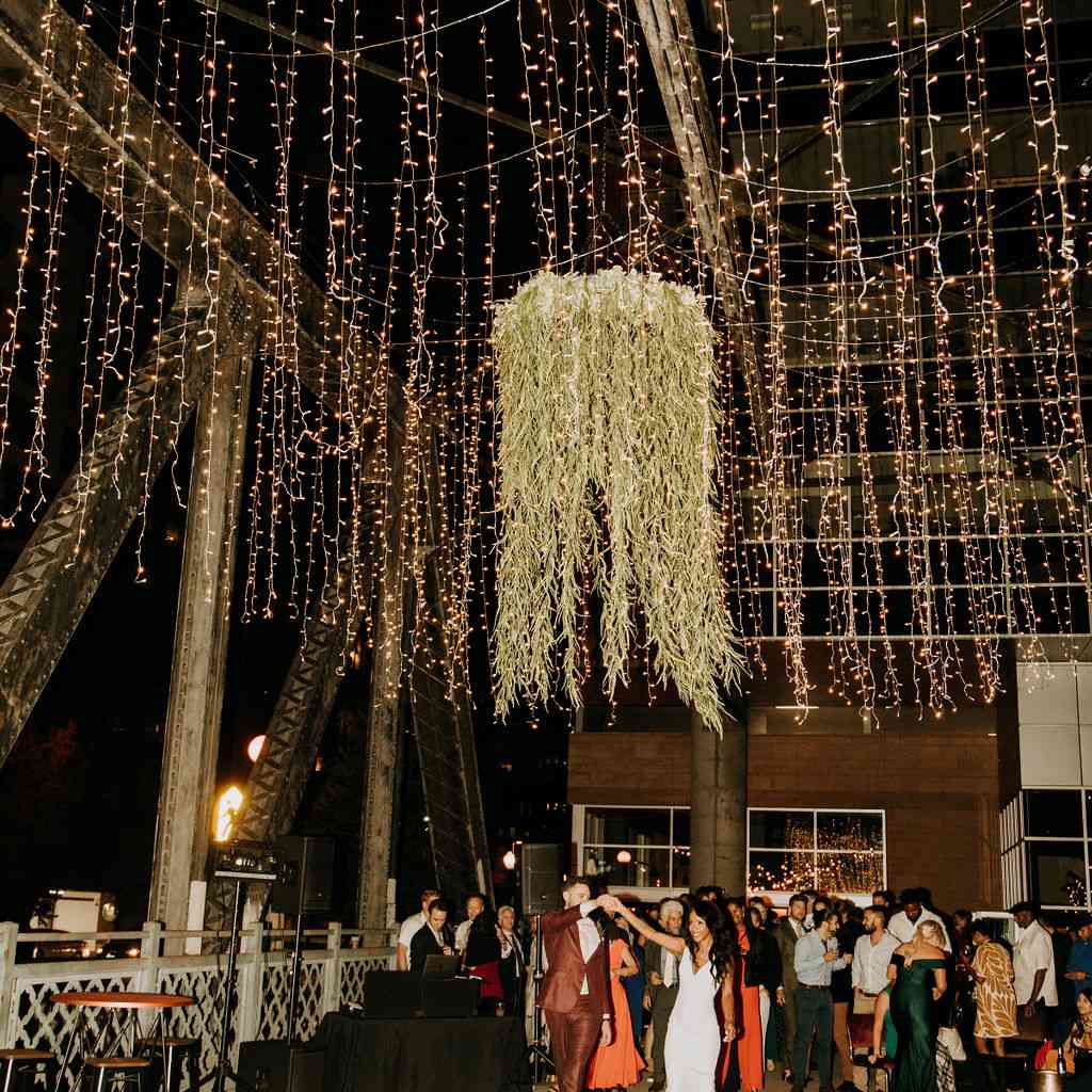 弦灯夹在舞池上