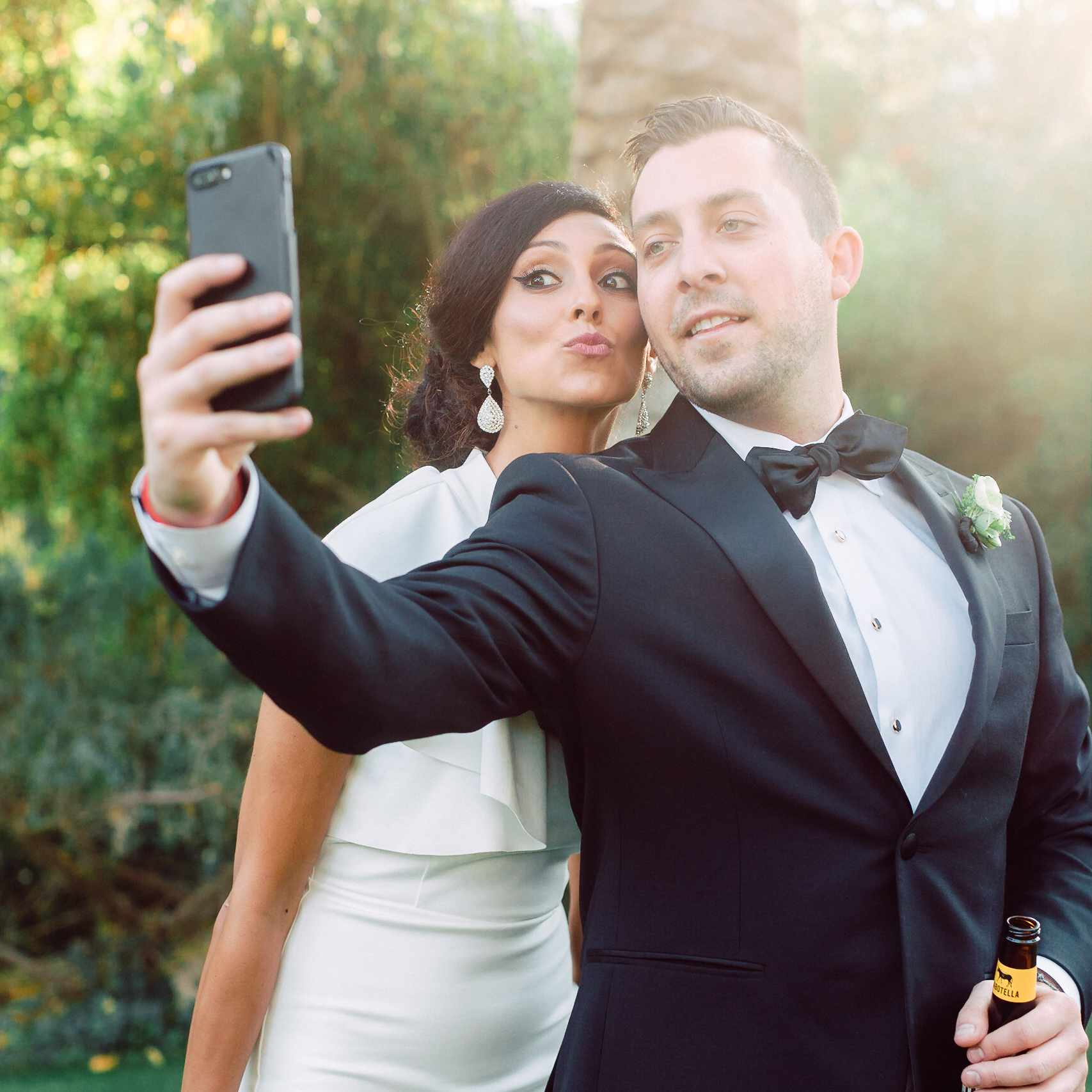 翅膀衬里的伴娘采取自拍照